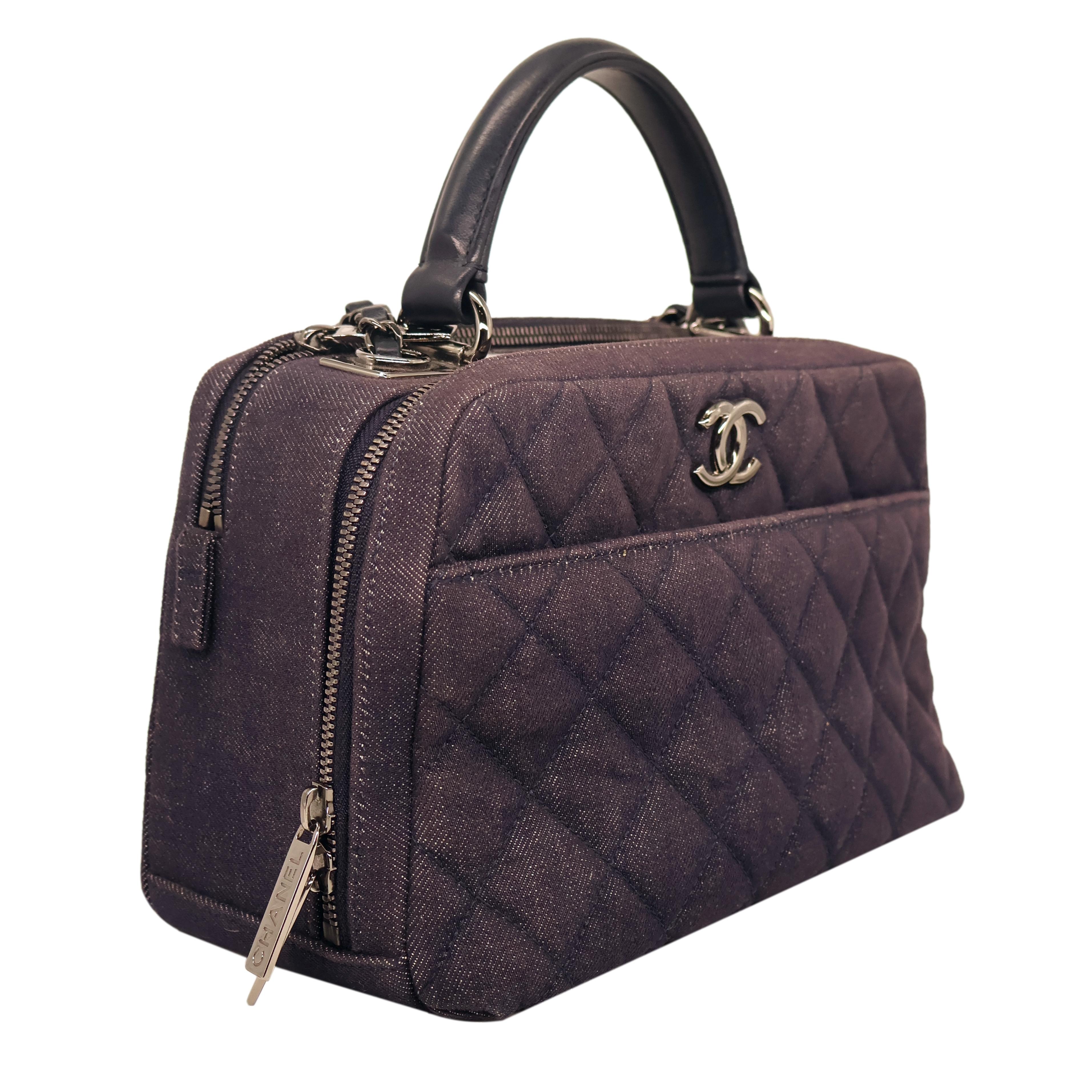 Nero Chanel Borsa Bowler media trapuntata trendy a due vie in denim scuro, 2015 - 2016. in vendita