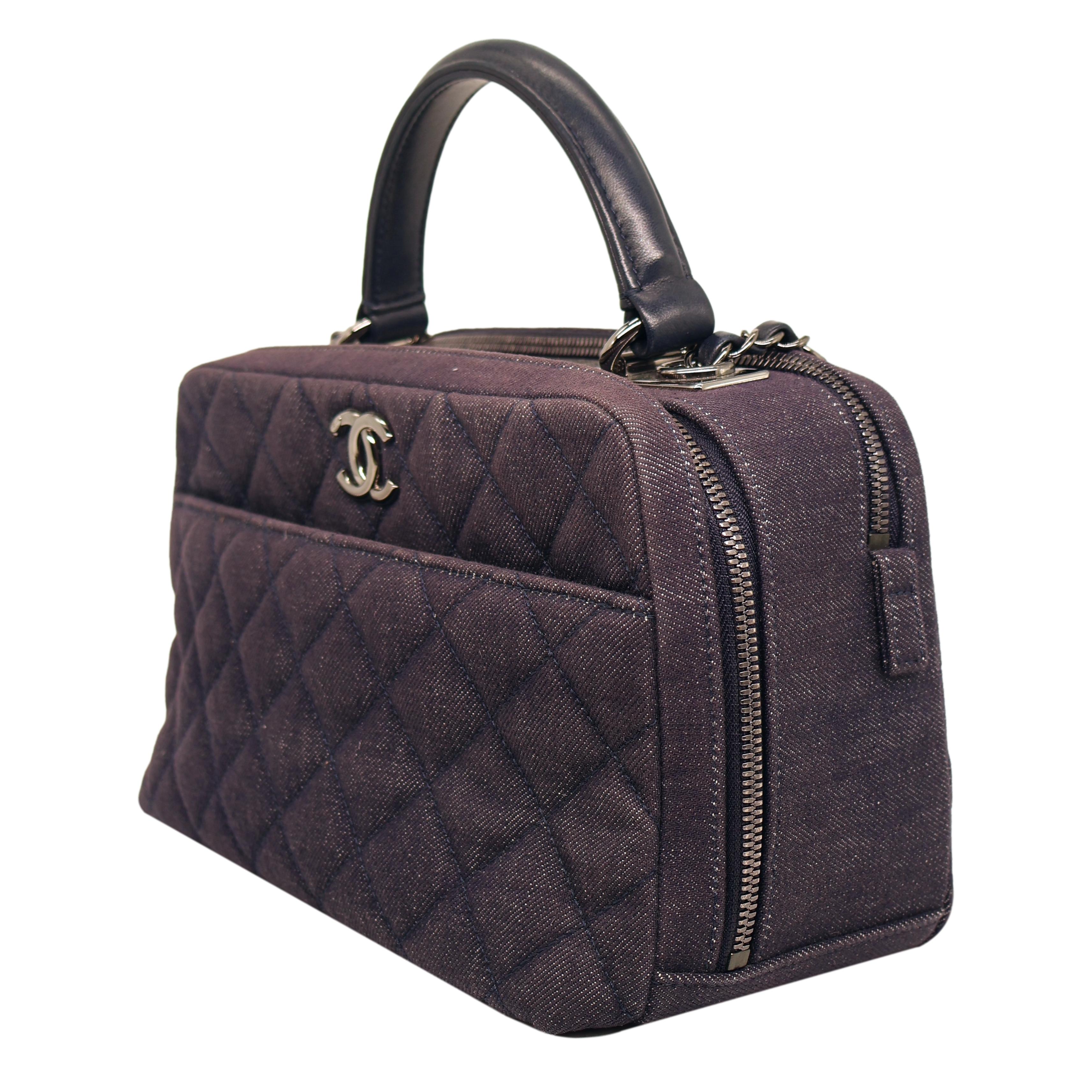 Chanel Borsa Bowler media trapuntata trendy a due vie in denim scuro, 2015 - 2016. In condizioni buone in vendita a Banner Elk, NC