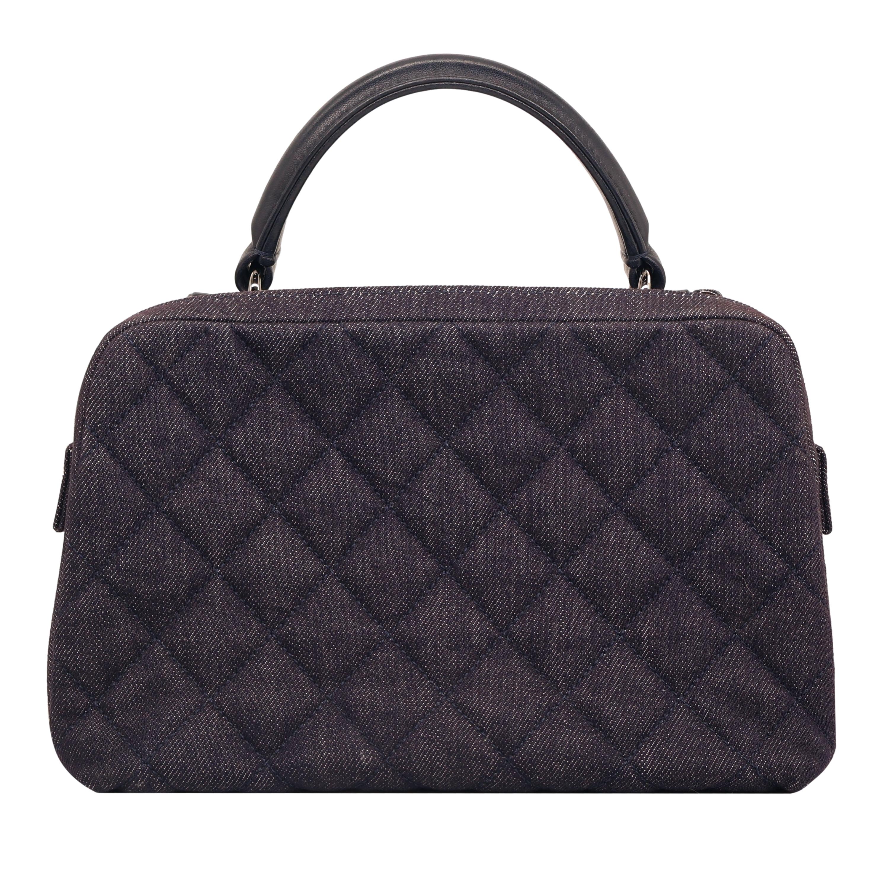 da uomo o donna Chanel Borsa Bowler media trapuntata trendy a due vie in denim scuro, 2015 - 2016. in vendita
