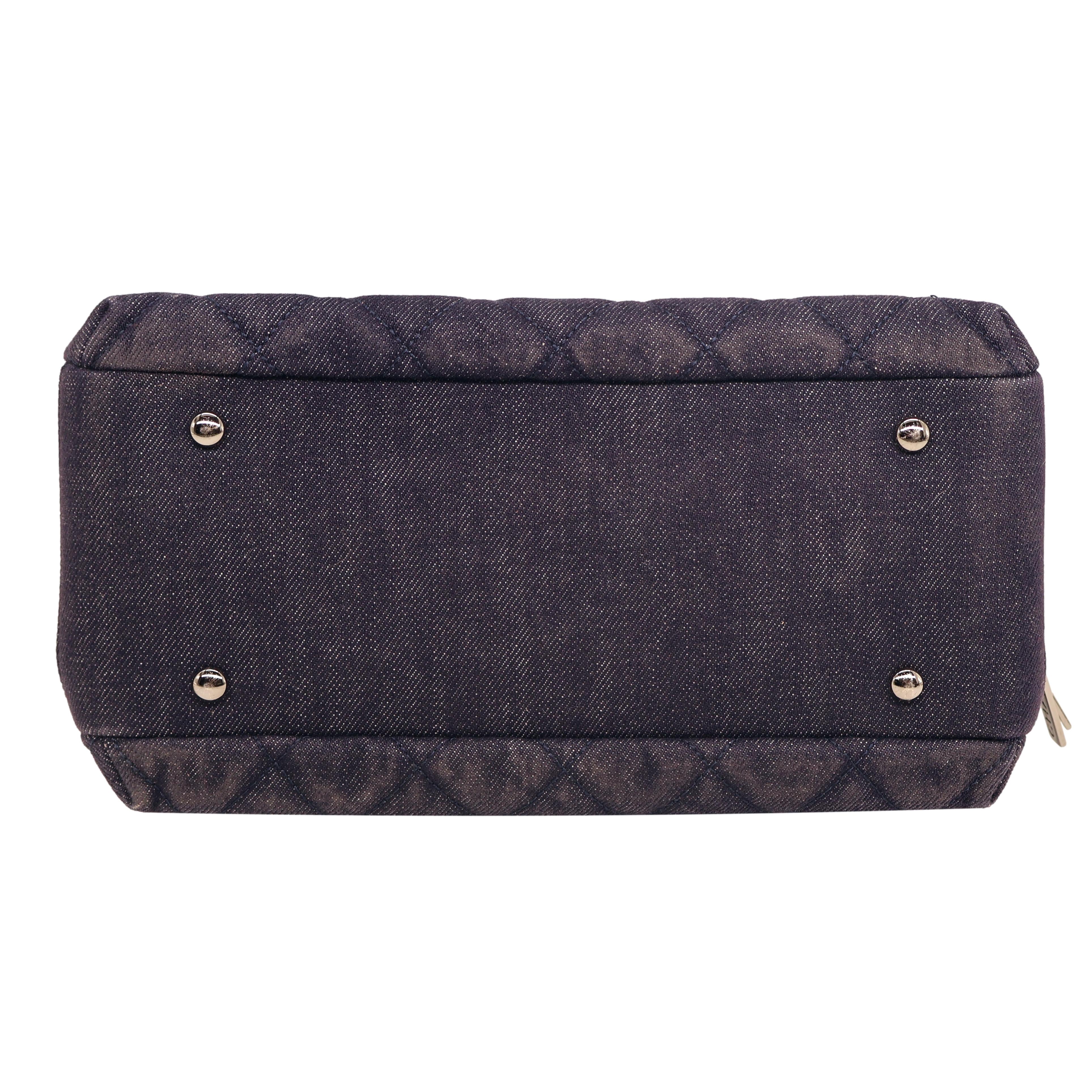 Chanel Borsa Bowler media trapuntata trendy a due vie in denim scuro, 2015 - 2016. in vendita 1