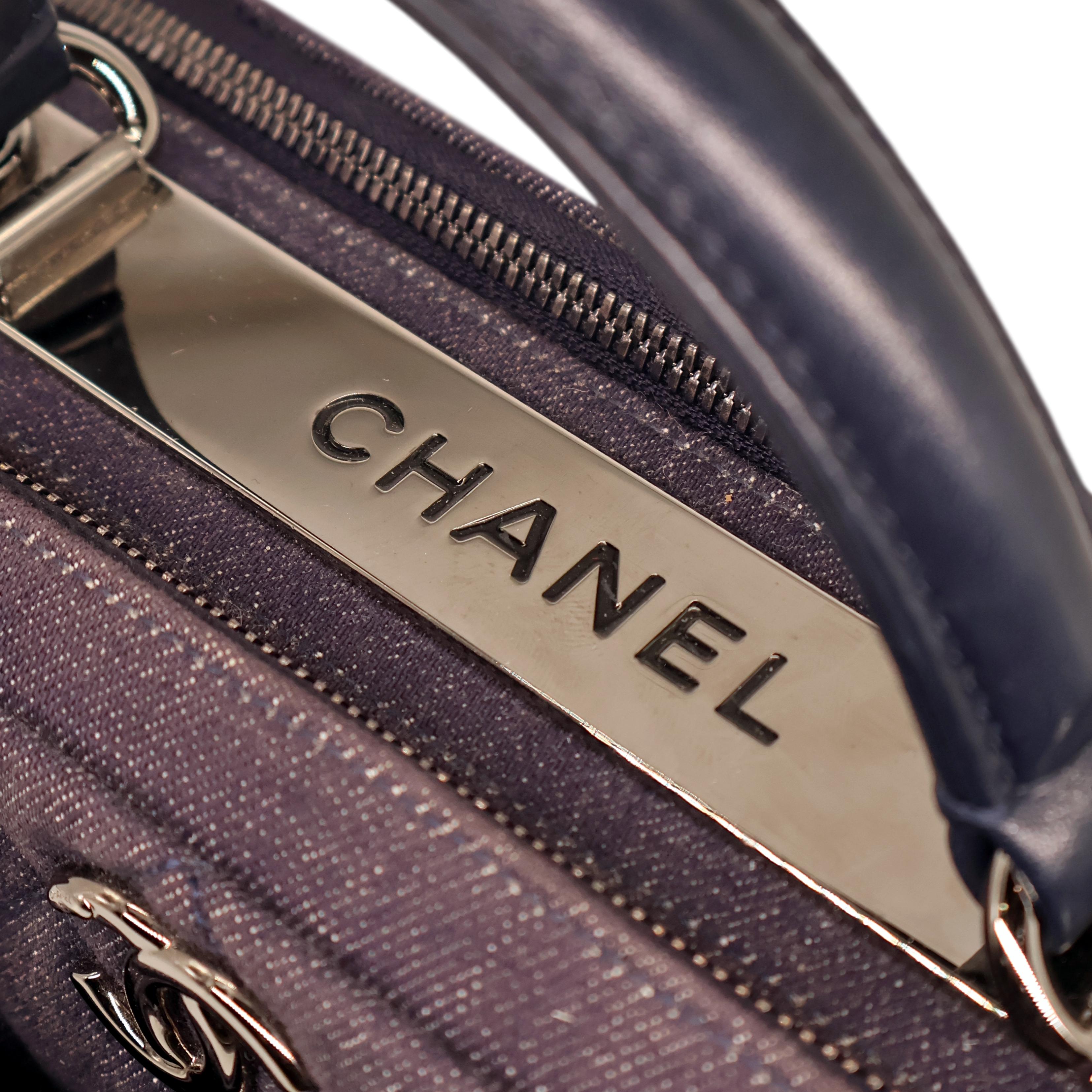 Chanel Borsa Bowler media trapuntata trendy a due vie in denim scuro, 2015 - 2016. in vendita 3