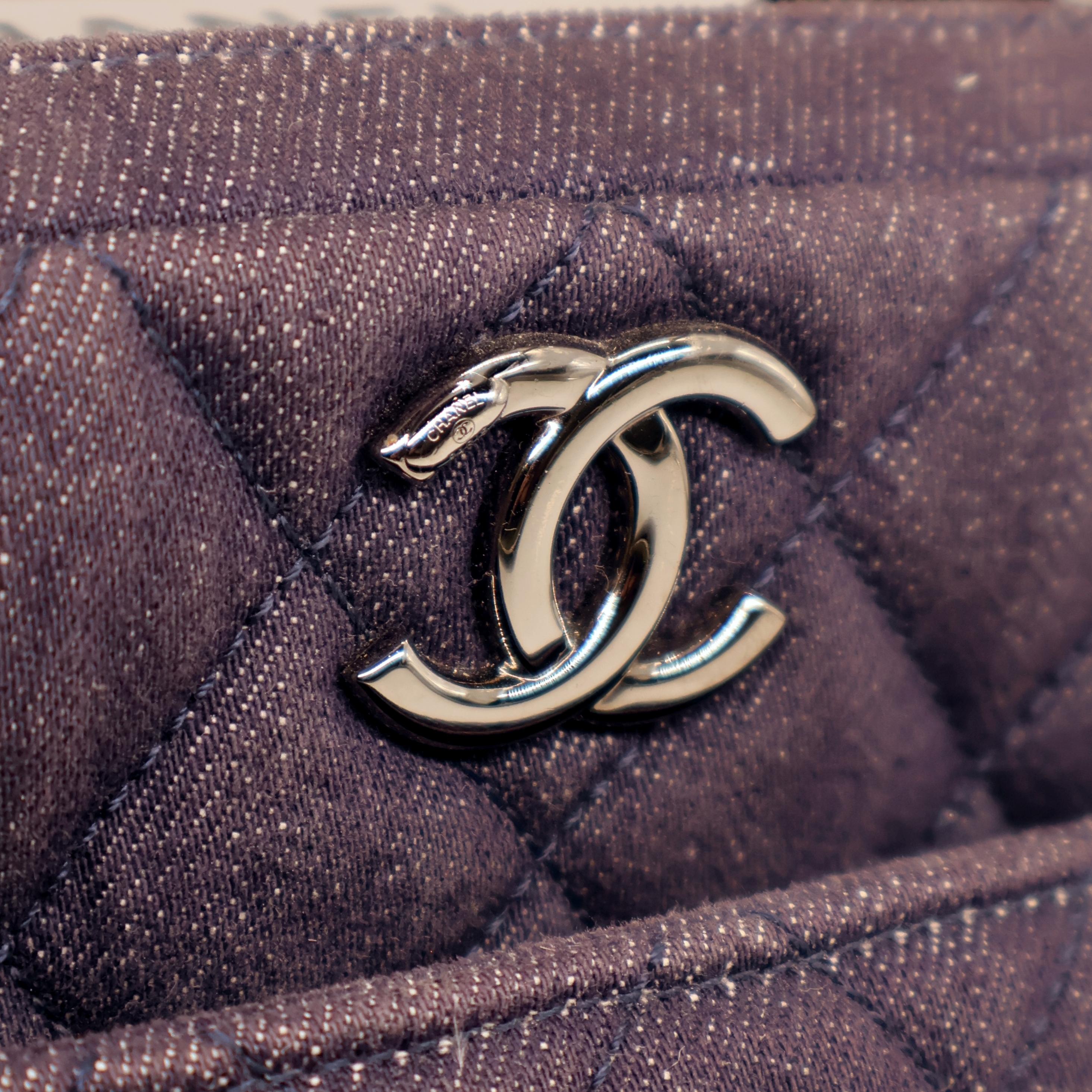 Chanel Borsa Bowler media trapuntata trendy a due vie in denim scuro, 2015 - 2016. in vendita 4