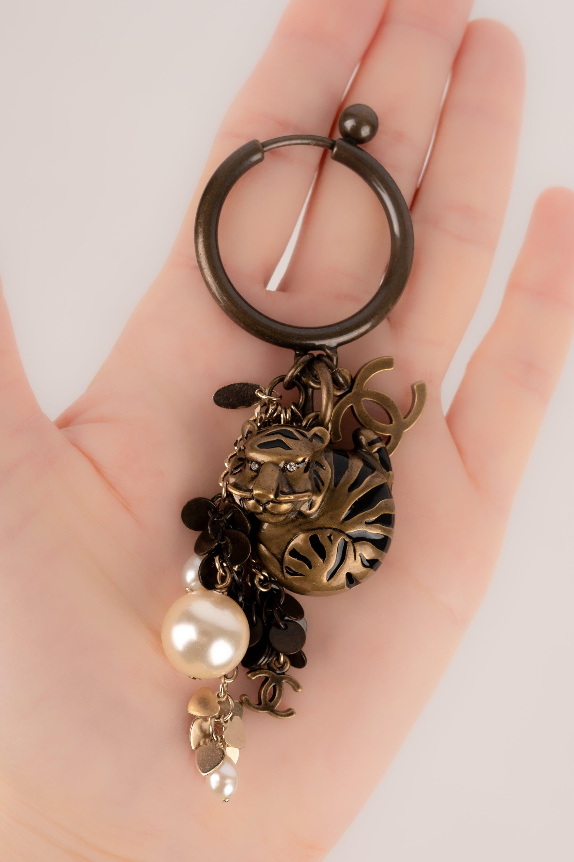Chanel - Bijoux/porte-clés en or foncé avec émail, 2010 Pour femmes en vente