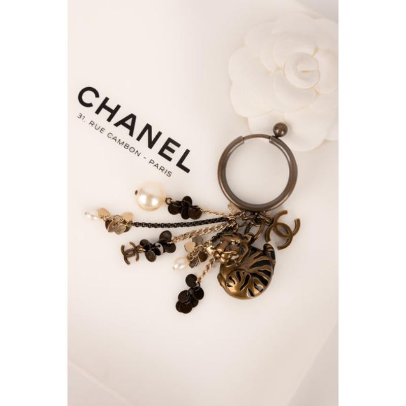 Chanel - Bijoux/porte-clés en or foncé avec émail, 2010 en vente 1