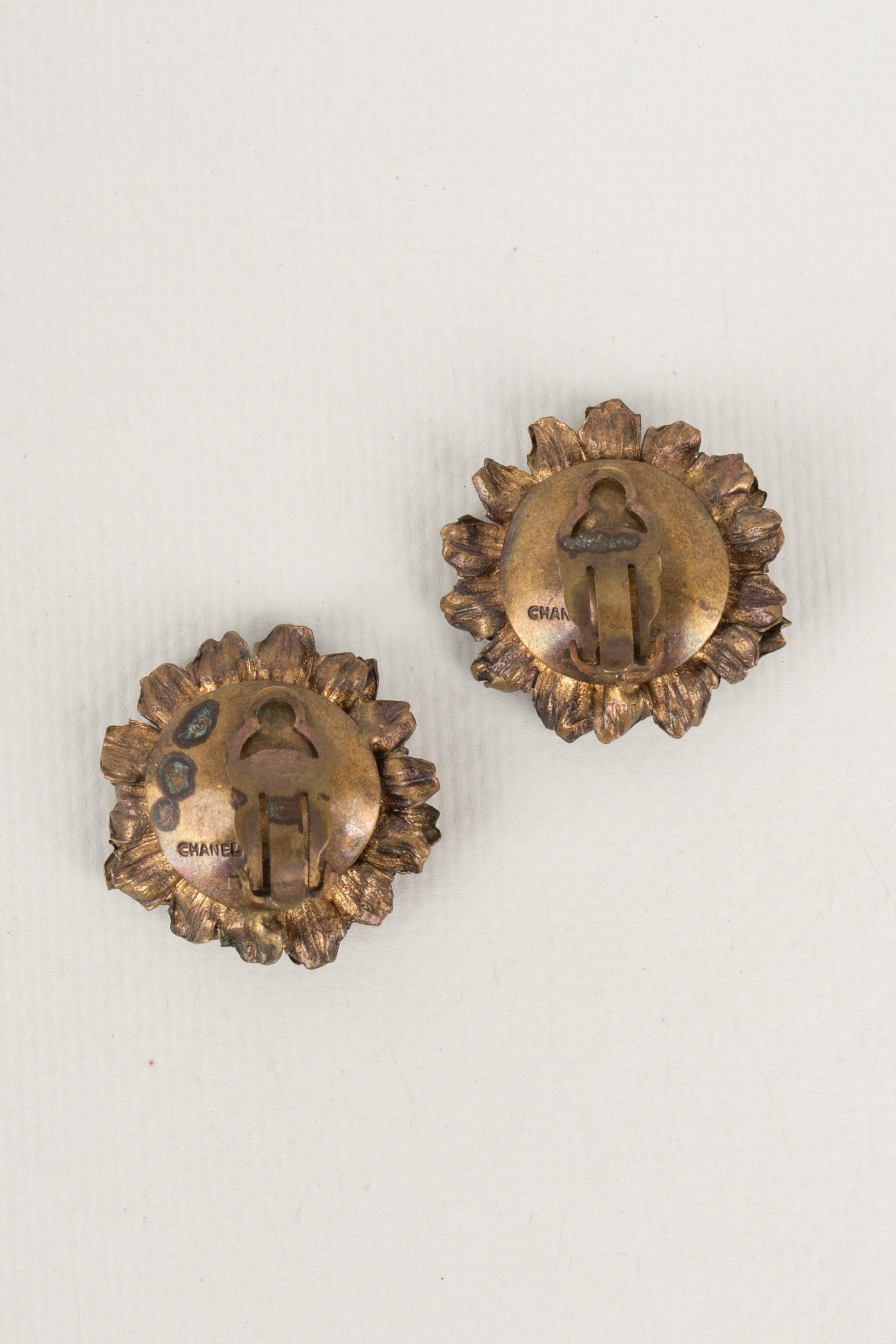 Orecchini Chanel in metallo dorato scuro con cabochon di perle in costume in vendita 1