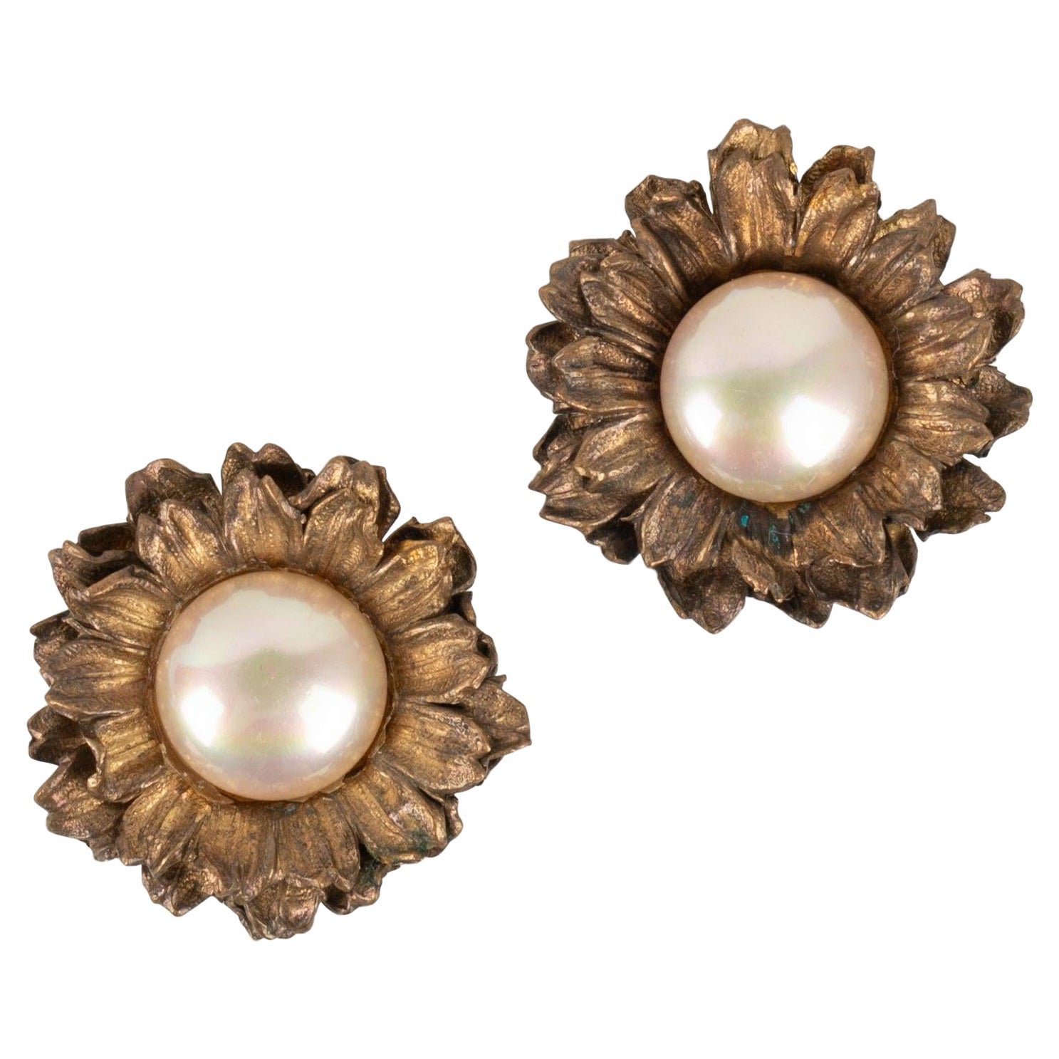 Chanel Dunkelgoldene Metallohrringe mit Kostüm-Perlen-Cabochons im Angebot