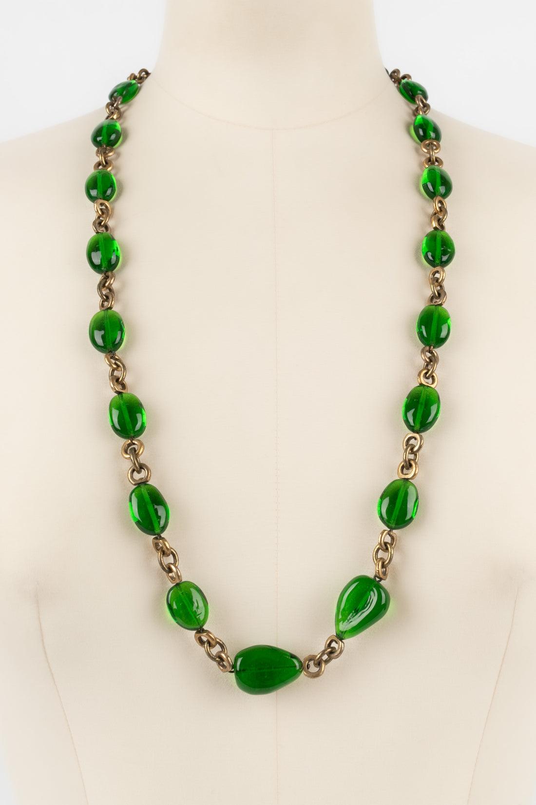 Chanel - Collar de metal dorado oscuro con perlas de cristal verde. Joyas de la época de Coco, vistas en Coco Chanel. No firmado.

Más información:
Estado: Muy buen estado
Dimensiones: Longitud: 71 cm

Referencia del vendedor: CB112