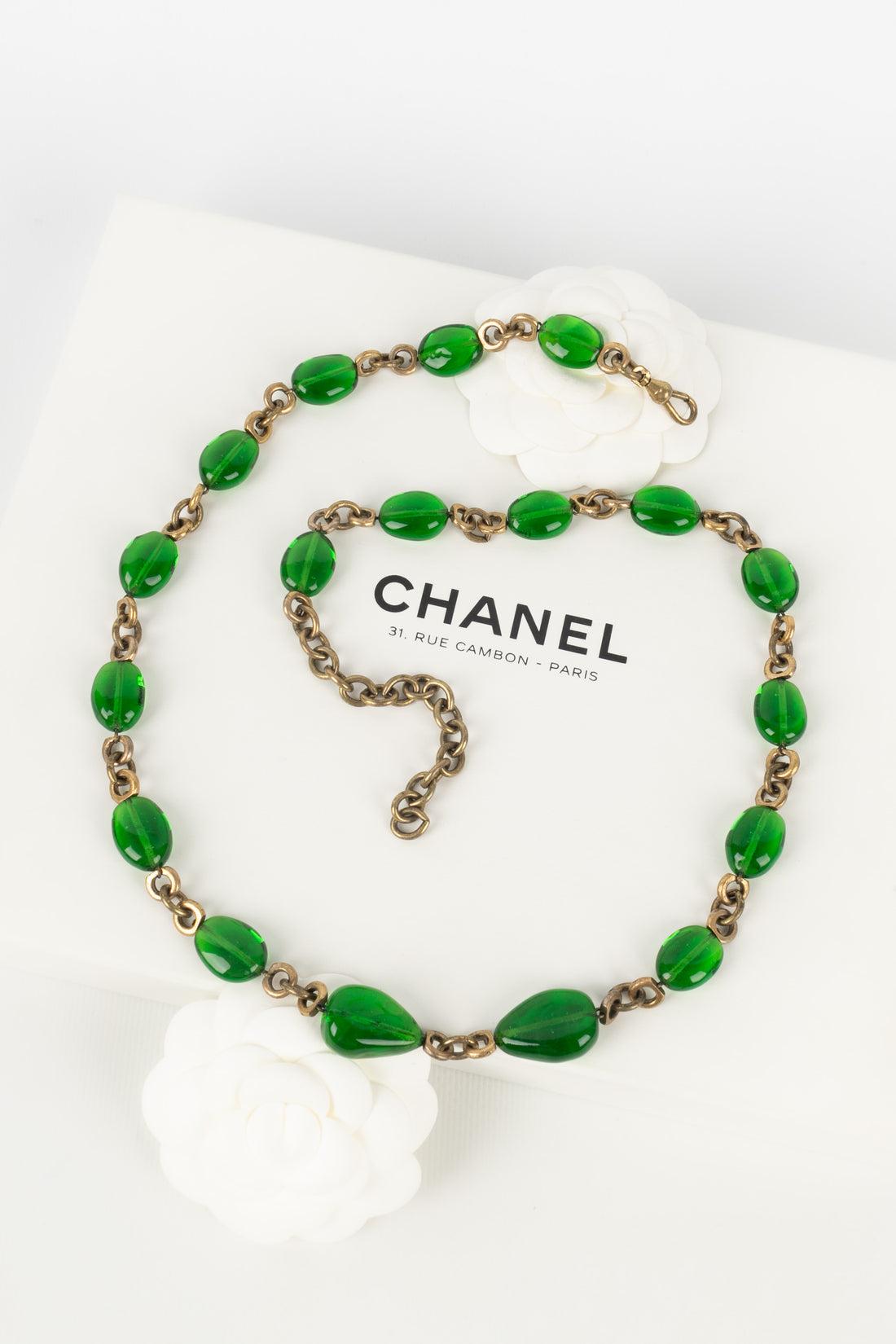 De las mujeres Chanel Collar de metal dorado oscuro con perlas de vidrio verdes Alta Costura en venta