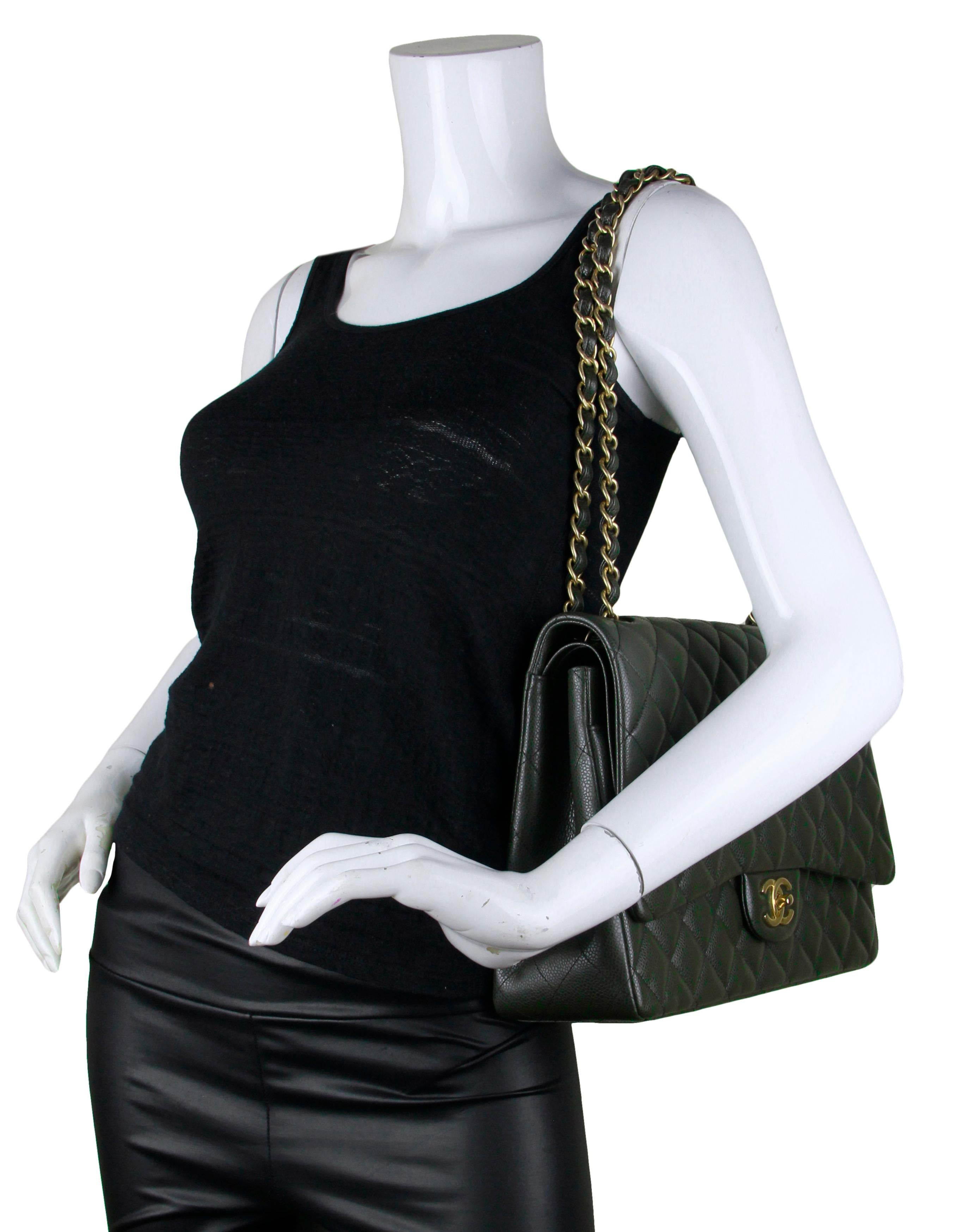 Chanel - Sac maxi à double rabat en cuir caviar vert foncé Excellent état - En vente à New York, NY