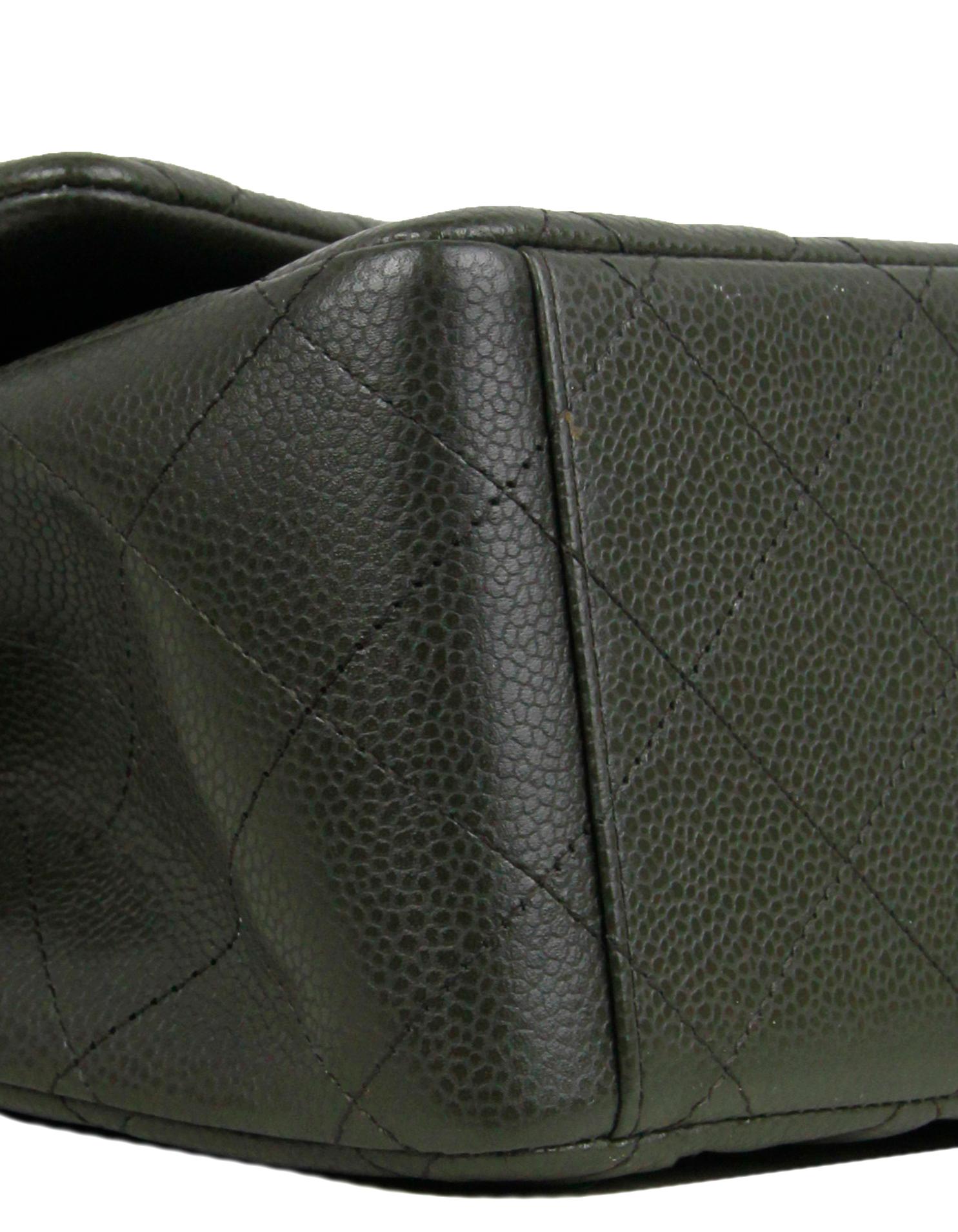 Chanel Dunkelgrüne Kaviar-Leder-Maxi-Tasche mit doppelter Klappe Damen im Angebot