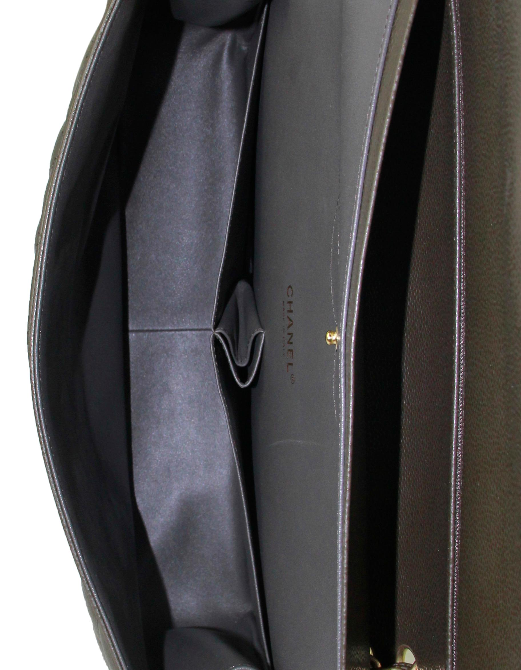 Chanel - Sac maxi à double rabat en cuir caviar vert foncé en vente 4