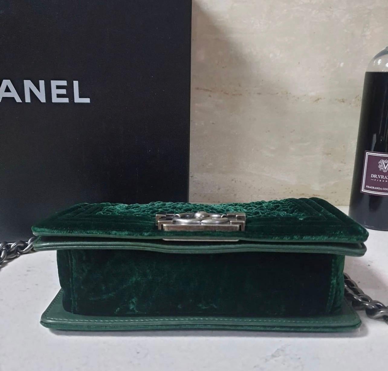 Chanel Dark Green Lambskin Leather Velvet Small Boy Bag  In Good Condition In Krakow, PL