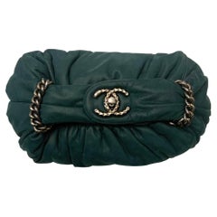 Pochette Chanel verde scuro in pelle con pietre di mezzanotte