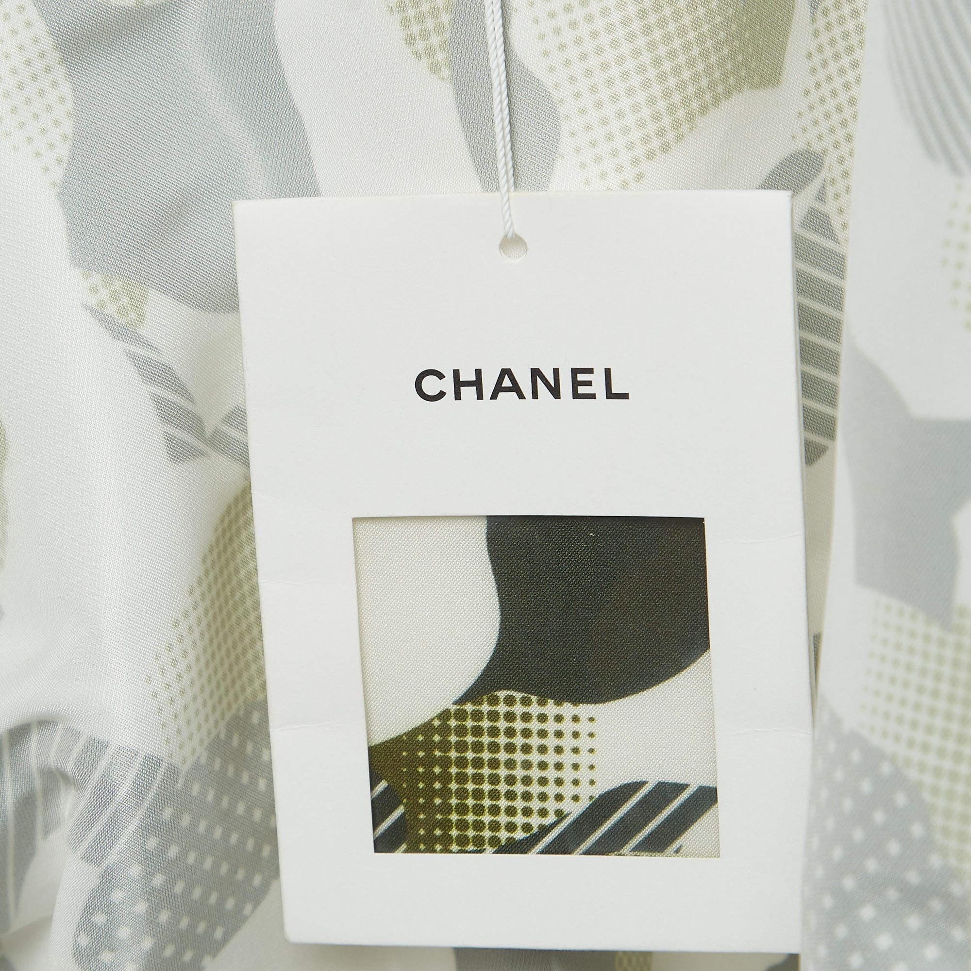 Entrez dans la sophistication avec la veste bombardier de Chanel. Confectionnée avec minutie, cette pièce arbore une riche teinte vert foncé ornée d'imprimés subtils, exhalant l'élégance et la modernité. Le matériau en vinyle synthétique garantit la