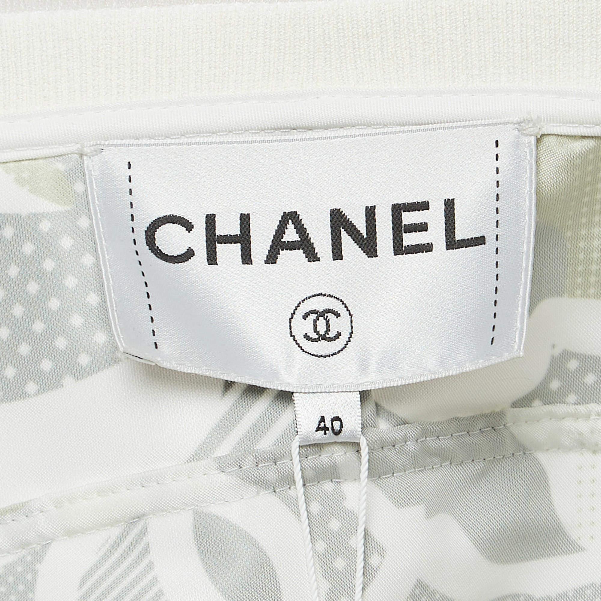 Bomber Chanel vert foncé imprimé en vinyle synthétique, taille M Excellent état - En vente à Dubai, Al Qouz 2