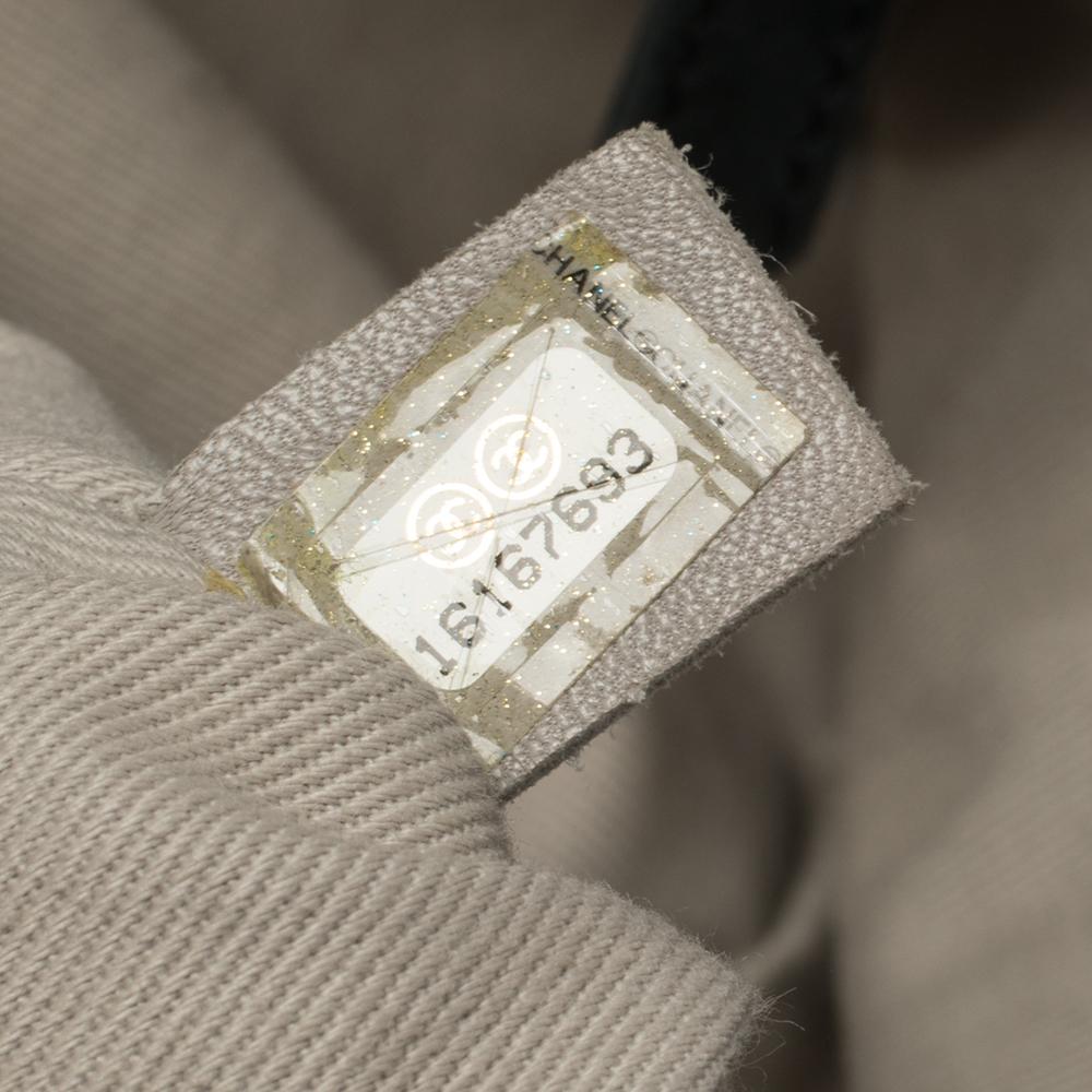 Chanel Dunkelgrün Gestepptes Schillerndes Leder Großes Meer Hit Tote 7