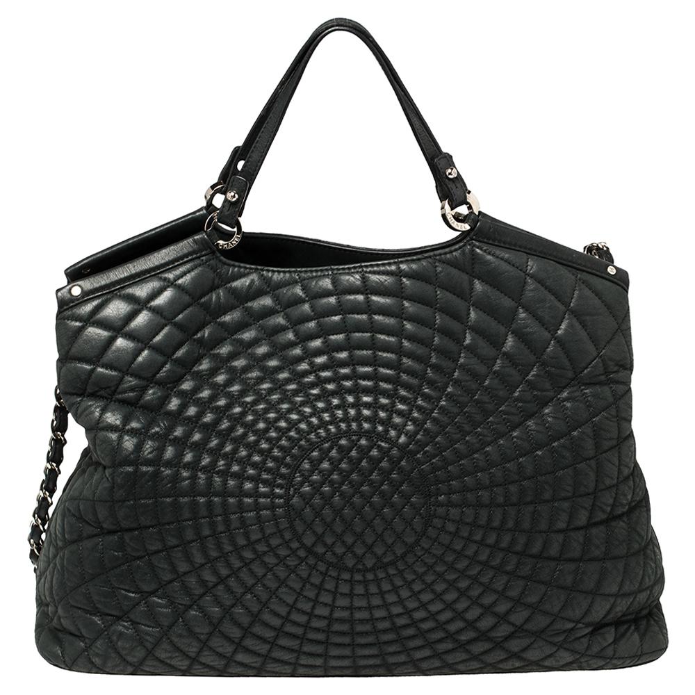 Die Sea Hit Tote von Chanel bietet ein geräumiges Design und die charakteristischen Elmente sorgen für ein luxuriöses Finish. Die Tasche ist aus Leder gefertigt und hat eine schön gesteppte Außenseite mit dem CC-Logo auf der Vorderseite. Die Tasche