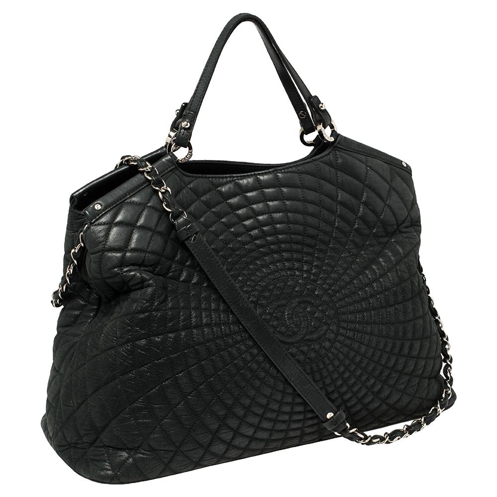 Chanel Dark Green Quilted Iridescent Leather Large Sea Hit Tote In Fair Condition In Dubai, Al Qouz 2