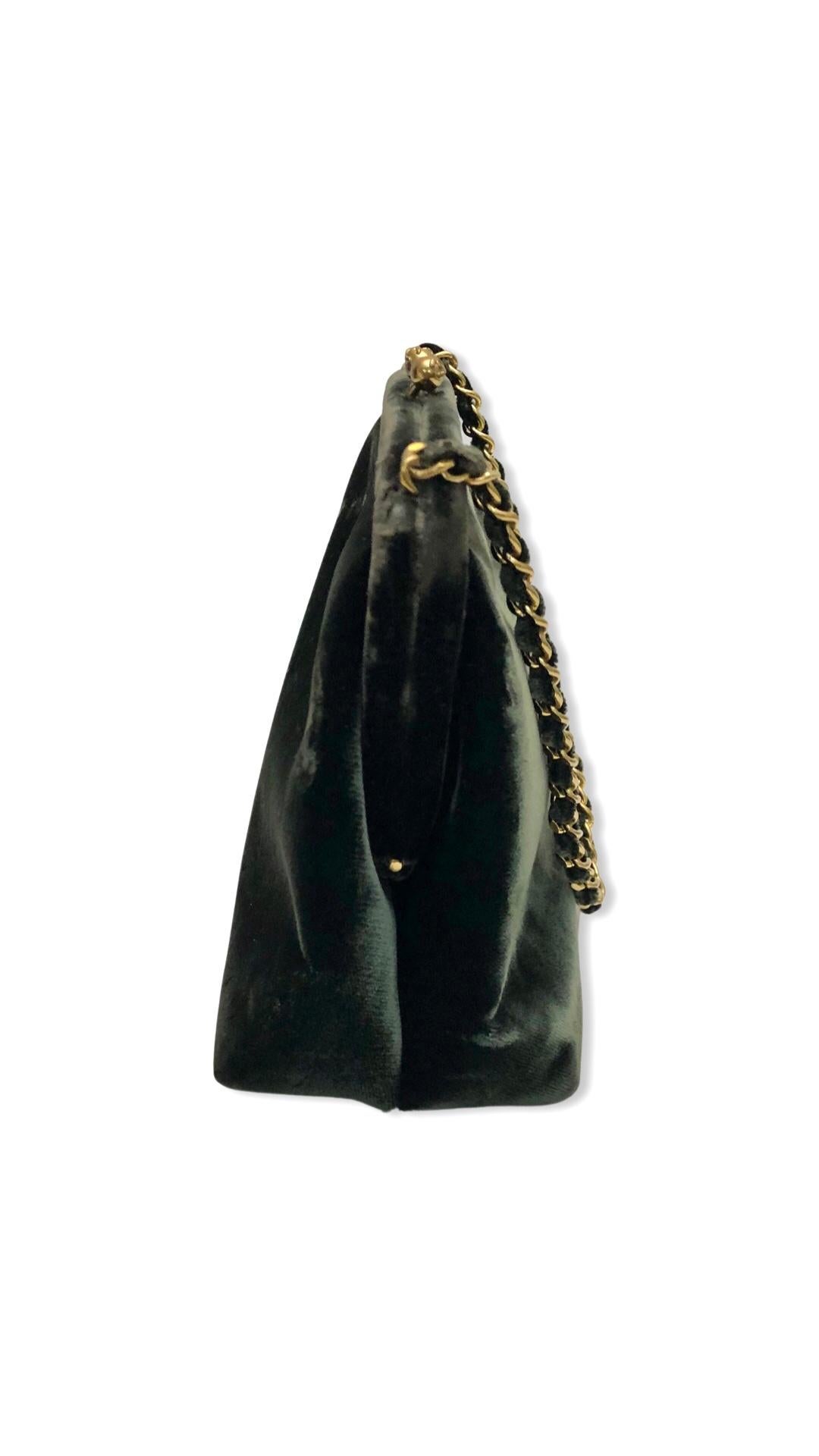 - Vintage Chanel dark green velvet small purse handbag. 

- Stitching CC.

- Brass chain strap.

- CC brass finish kiss lock closure.

- Black lambskin interior.

- One Interior pocket zip closure. One interior slip pocket. 

-Size: 19cmx 15cmx