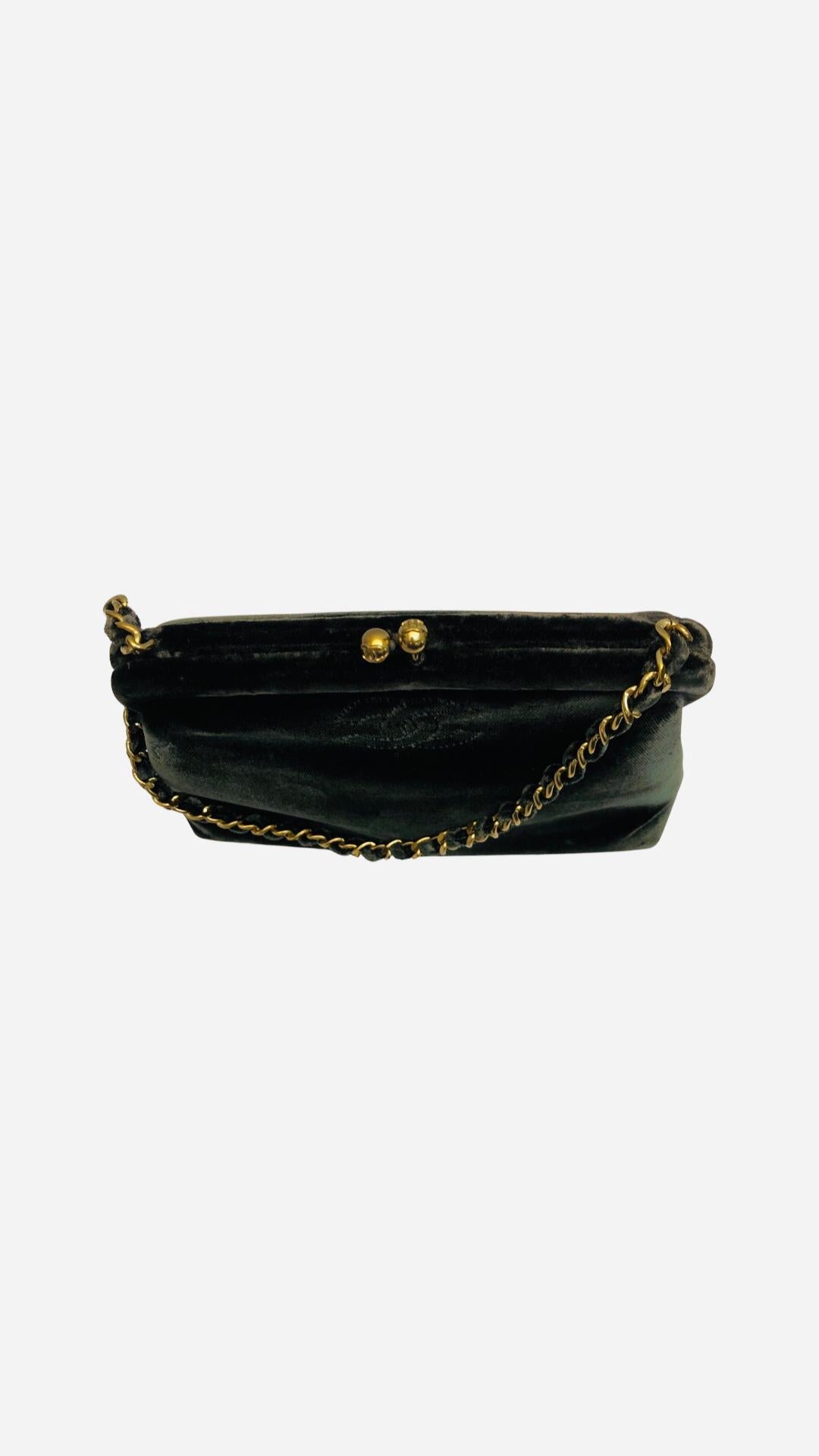 Chanel dark green velvet purse handbag In Excellent Condition For Sale In Sheung Wan, HK