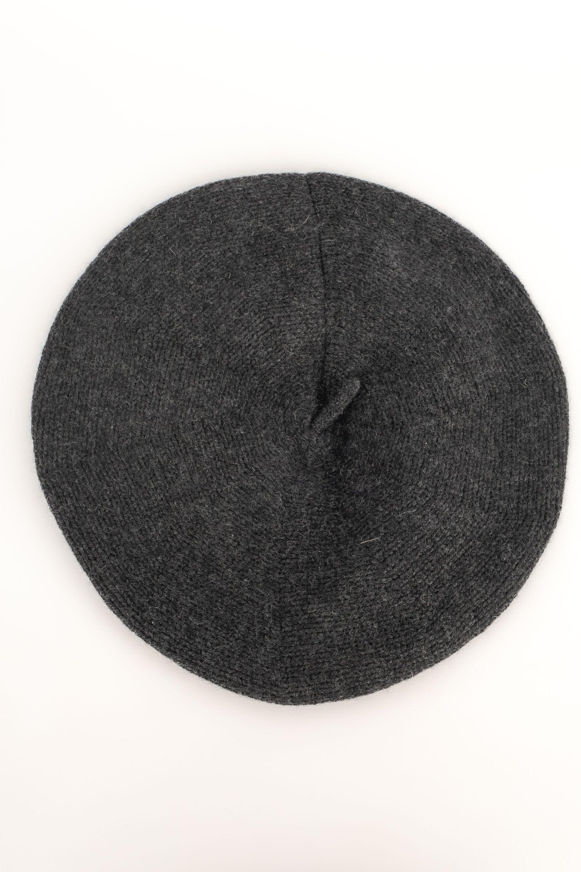CHANEL - (Made in France) Dark-grey cashmere beret hat. 2008 Fall-Winter Collection, under the artistic direction of Karl Lagarfeld.

Additional information:
Condition: Very good condition
Dimensions: Head circumference: 60 cm

SKU:CHP133