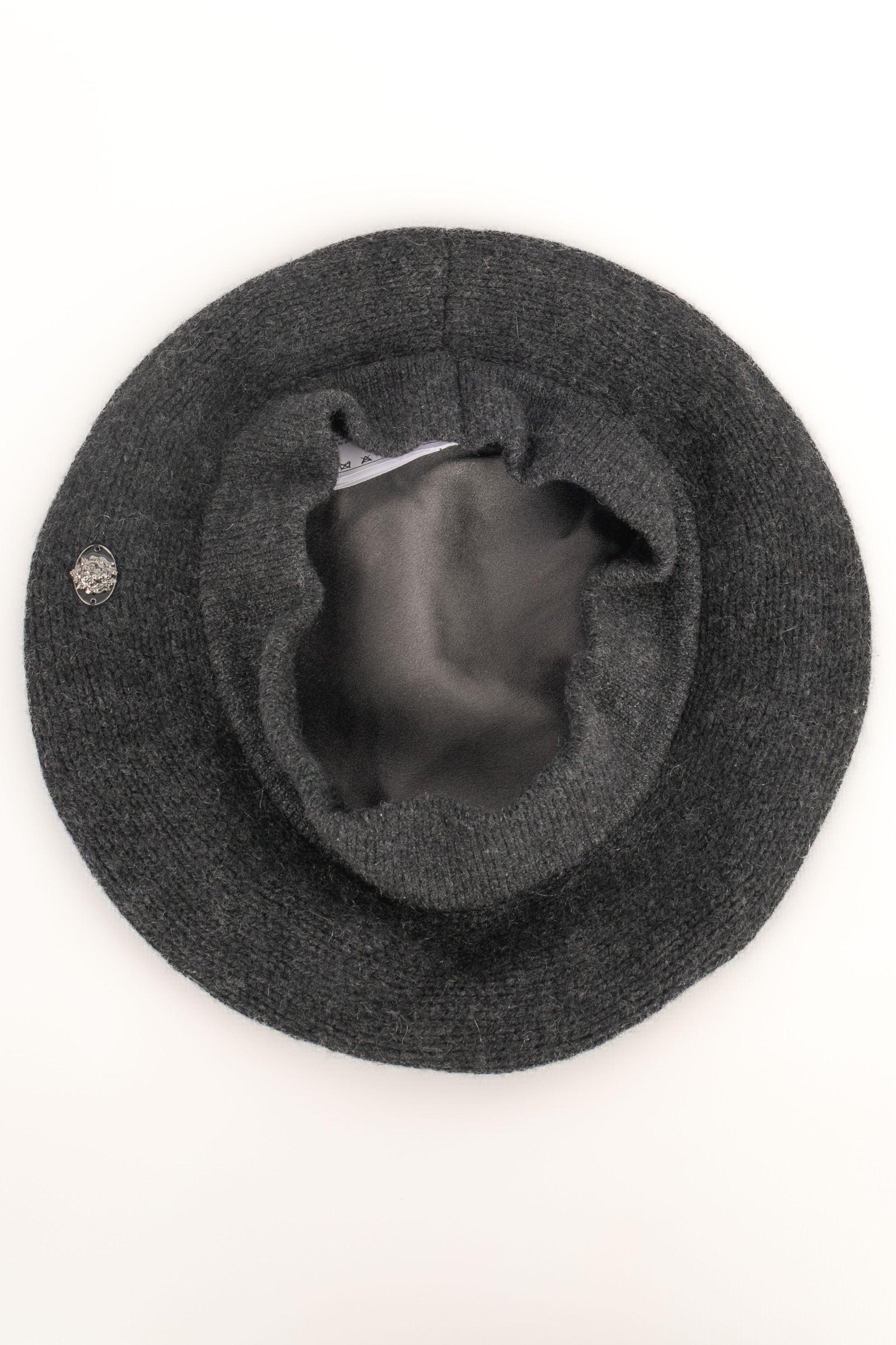 Beige Chanel Dark-grey Cashmere Beret Hat, 2008 For Sale