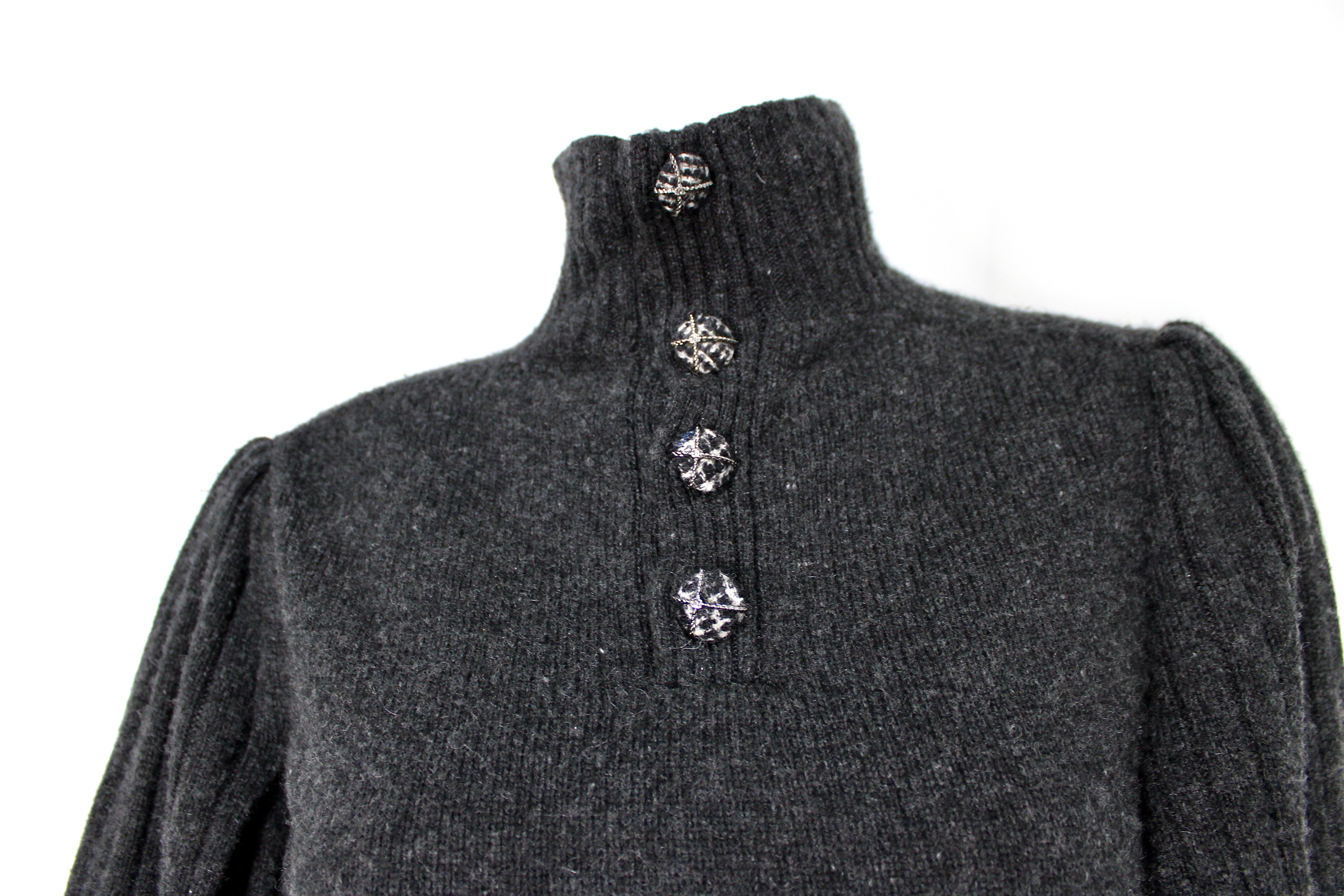 Noir Chanel - Robe à col roulé en cachemire gris foncé et manches cages circa 2007 en vente