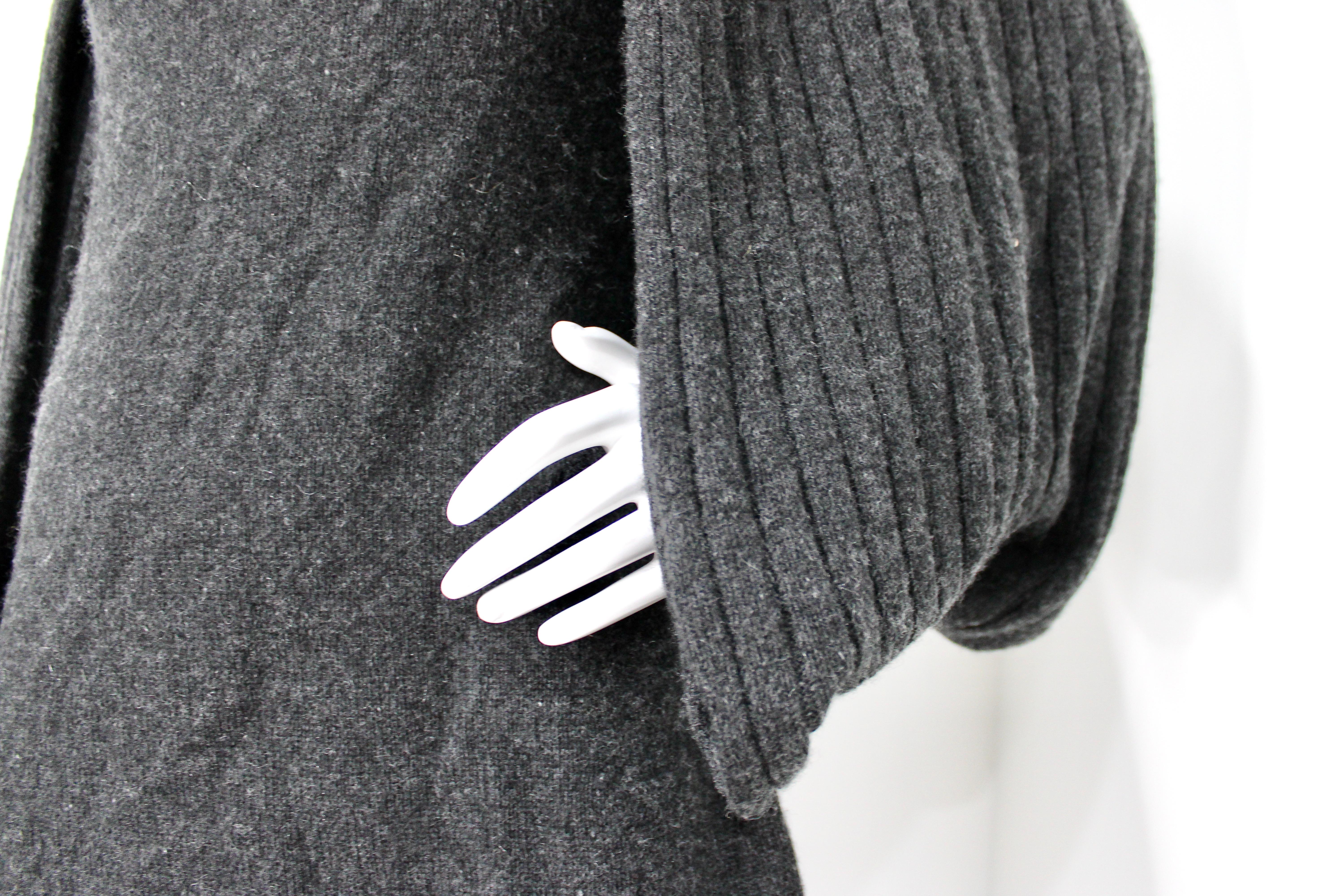 Chanel - Robe à col roulé en cachemire gris foncé et manches cages circa 2007 Pour femmes en vente