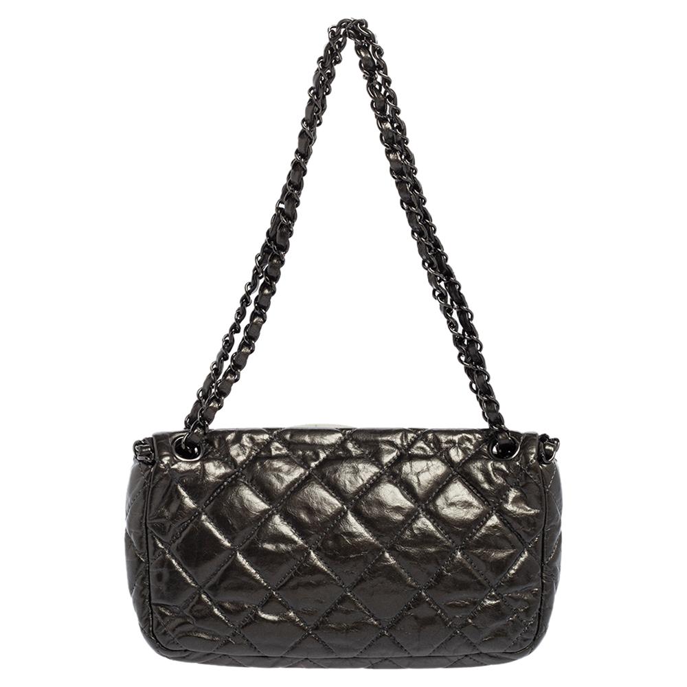 A timeless creation from the house of Chanel, this Chain Me flap bag is full of charm. Crafted from leather, it features a quilted exterior and the 'CC' logo on the front and chain trims on the contours. The bag comes with a woven chain strap and a