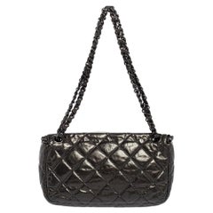 Chanel Dunkelgrau zerknittert Grau zerknittert gesteppt glänzende Lederkette Me Klappentasche