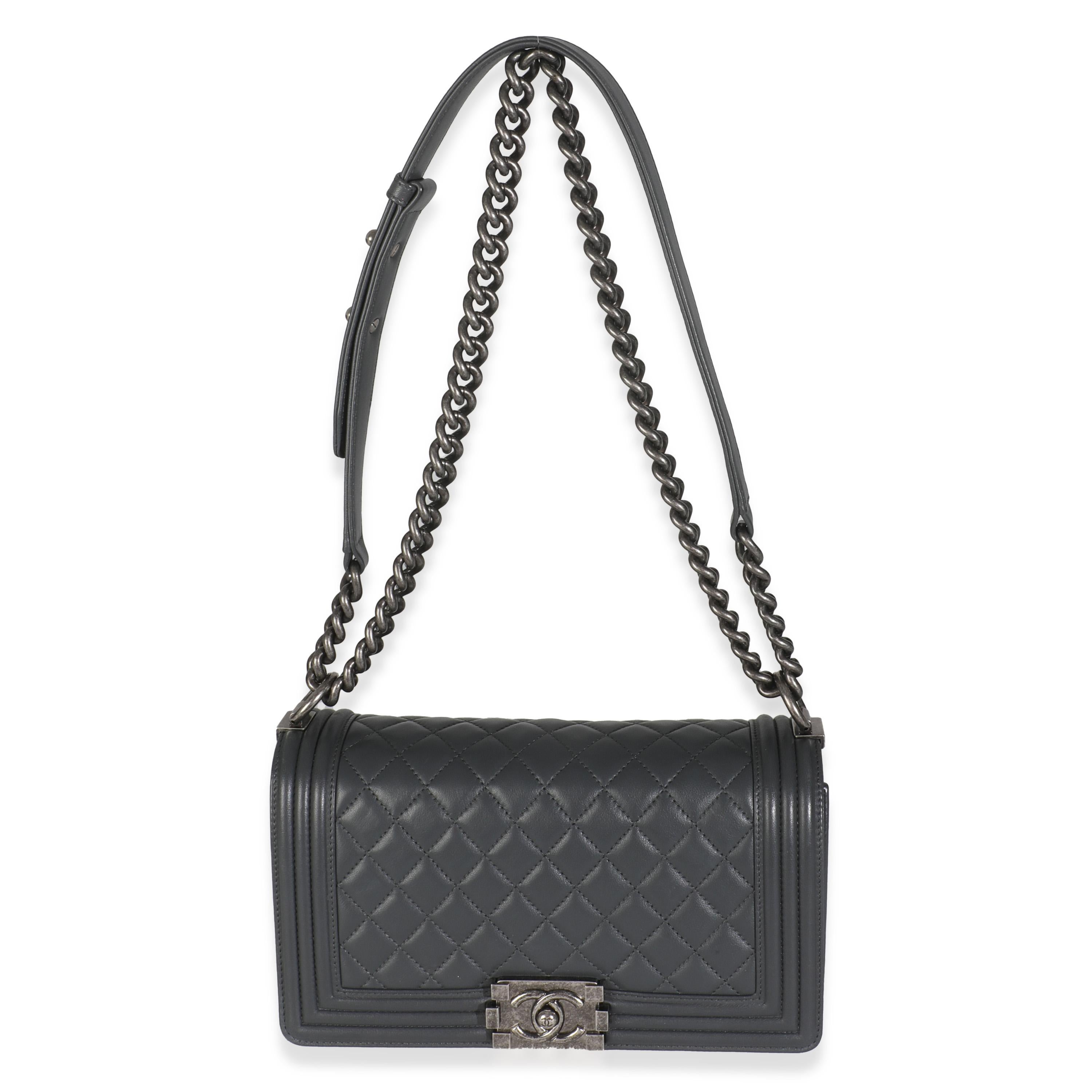 Chanel Dunkelgrau Gestepptes Lammfell Old Medium Boy Bag (Schwarz) im Angebot