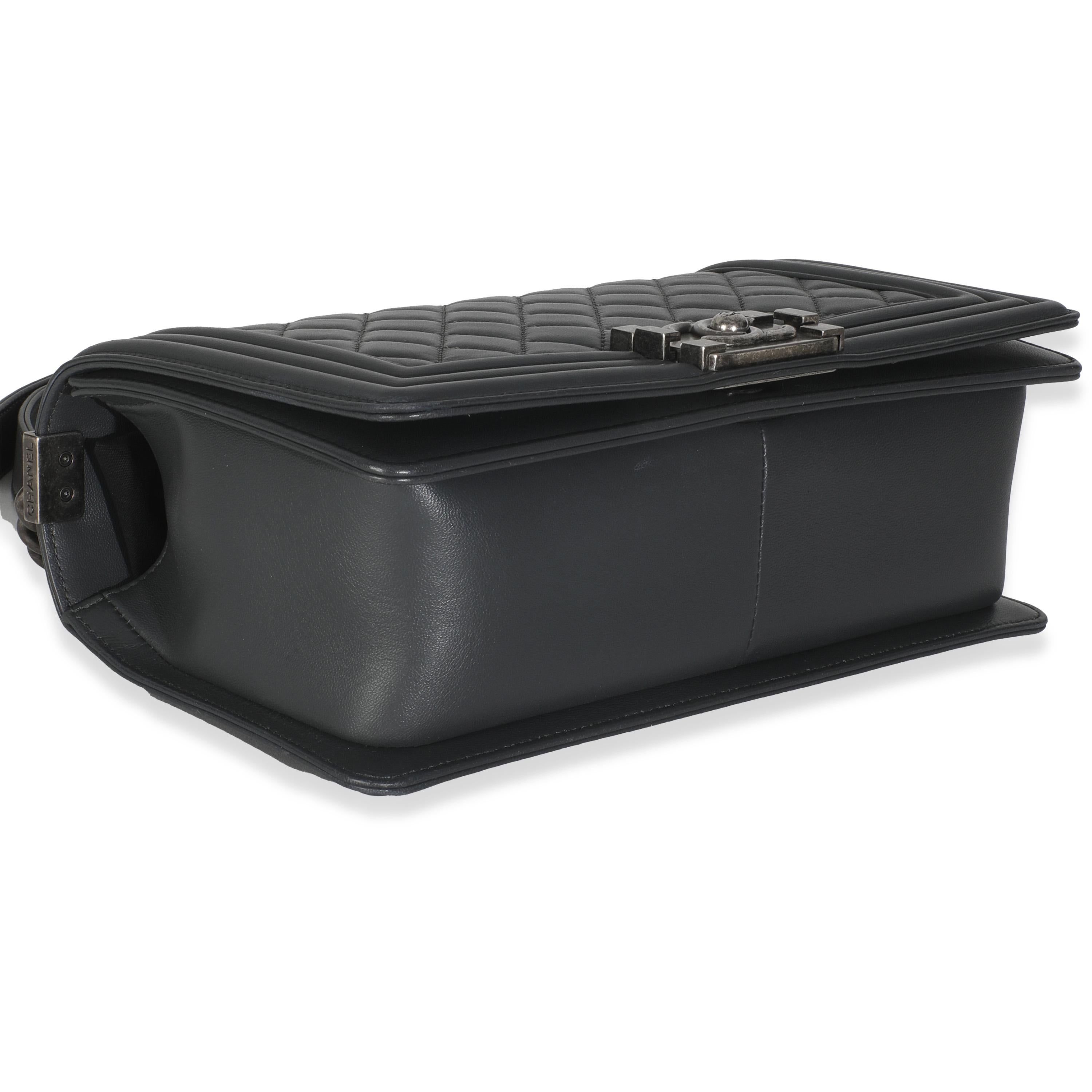 Chanel Dunkelgrau Gestepptes Lammfell Old Medium Boy Bag im Zustand „Hervorragend“ im Angebot in New York, NY