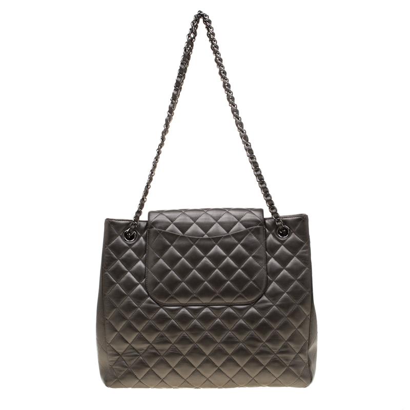We are in absolute awe of this functional tote from Chanel as it is appealing in a surreal way. With a leather exterior that is detailed with their signature quilt, the black bag brings forth a fine unison of fashion, art, and beauty. It boasts the