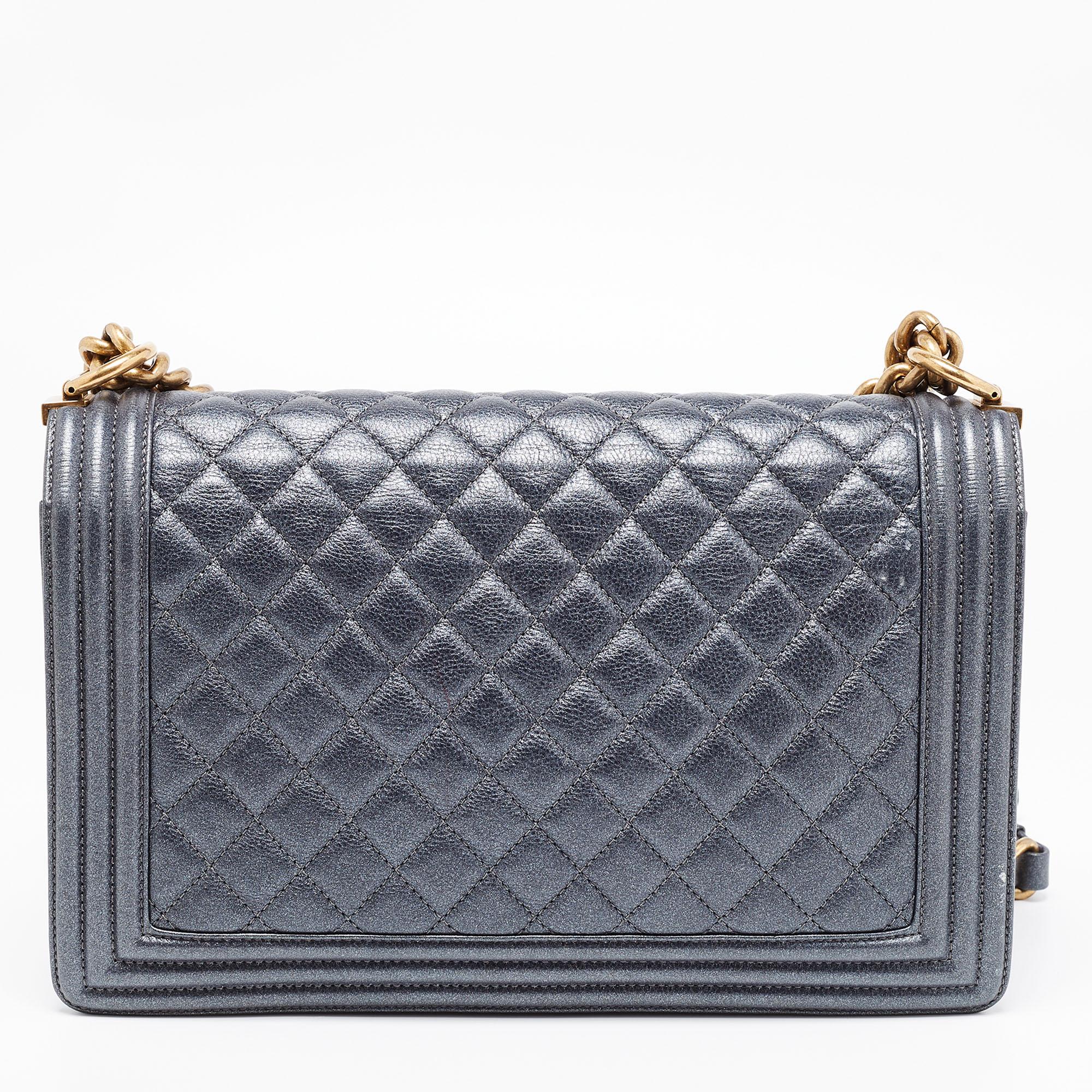 Introduced as a part of the Chanel Fall/Winter collection of 2011, the Boy flap bag is alluring and complemented with exquisite details. This grey creation is meticulously crafted from quilted leather and features side paneling, a chain-leather