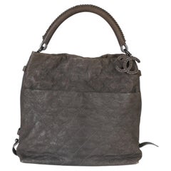 Borsa Hobo Chanel grigia scura, trapuntata, effetto Caviar opaco, con manico a forma di “Boy”