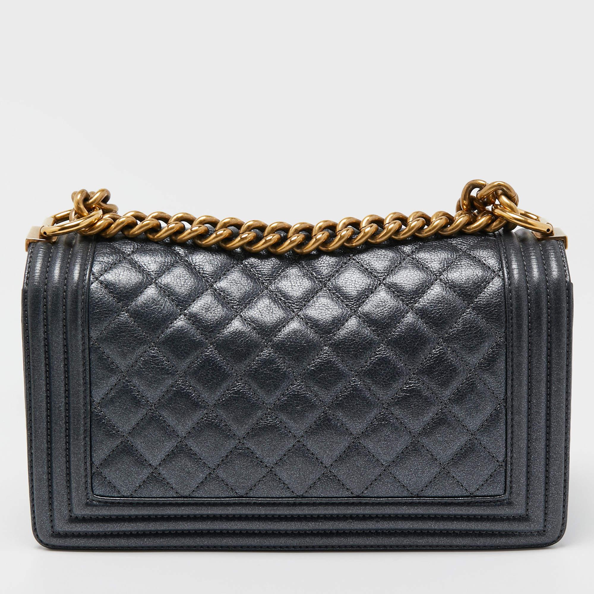 Known for creating exclusive, meticulously crafted, instantly recognizable fashion items, Chanel is a brand coveted around the world. Indulge in the Chanel way of luxury with this pretty bag.

Includes: Original Dustbag

