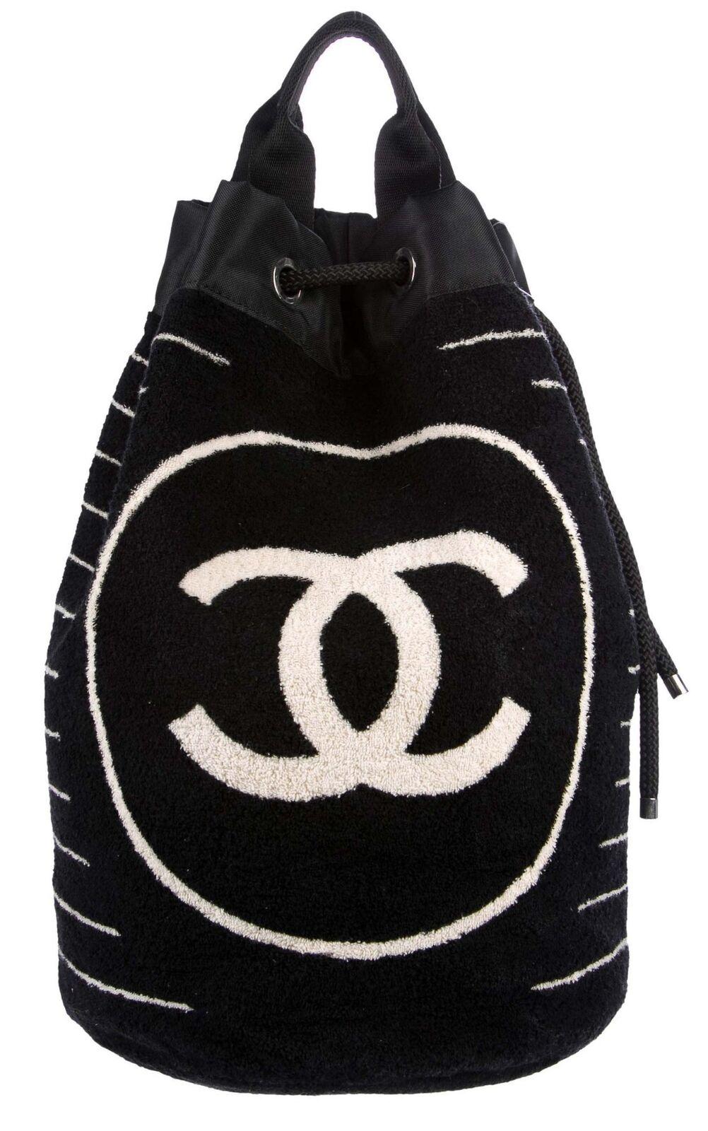 Chanel Dunkel Marineblau gestreift CC Logo Kordelzug Große Strand Tote Bag Vintage (Schwarz) im Angebot