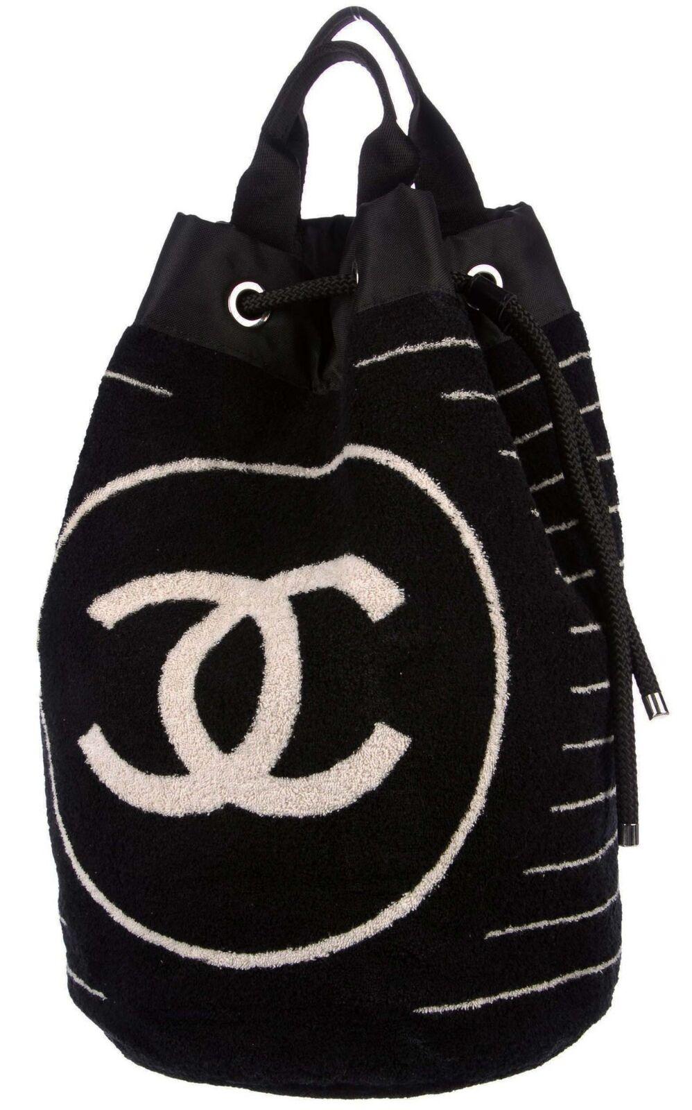 Chanel Dunkel Marineblau gestreift CC Logo Kordelzug Große Strand Tote Bag Vintage für Damen oder Herren im Angebot