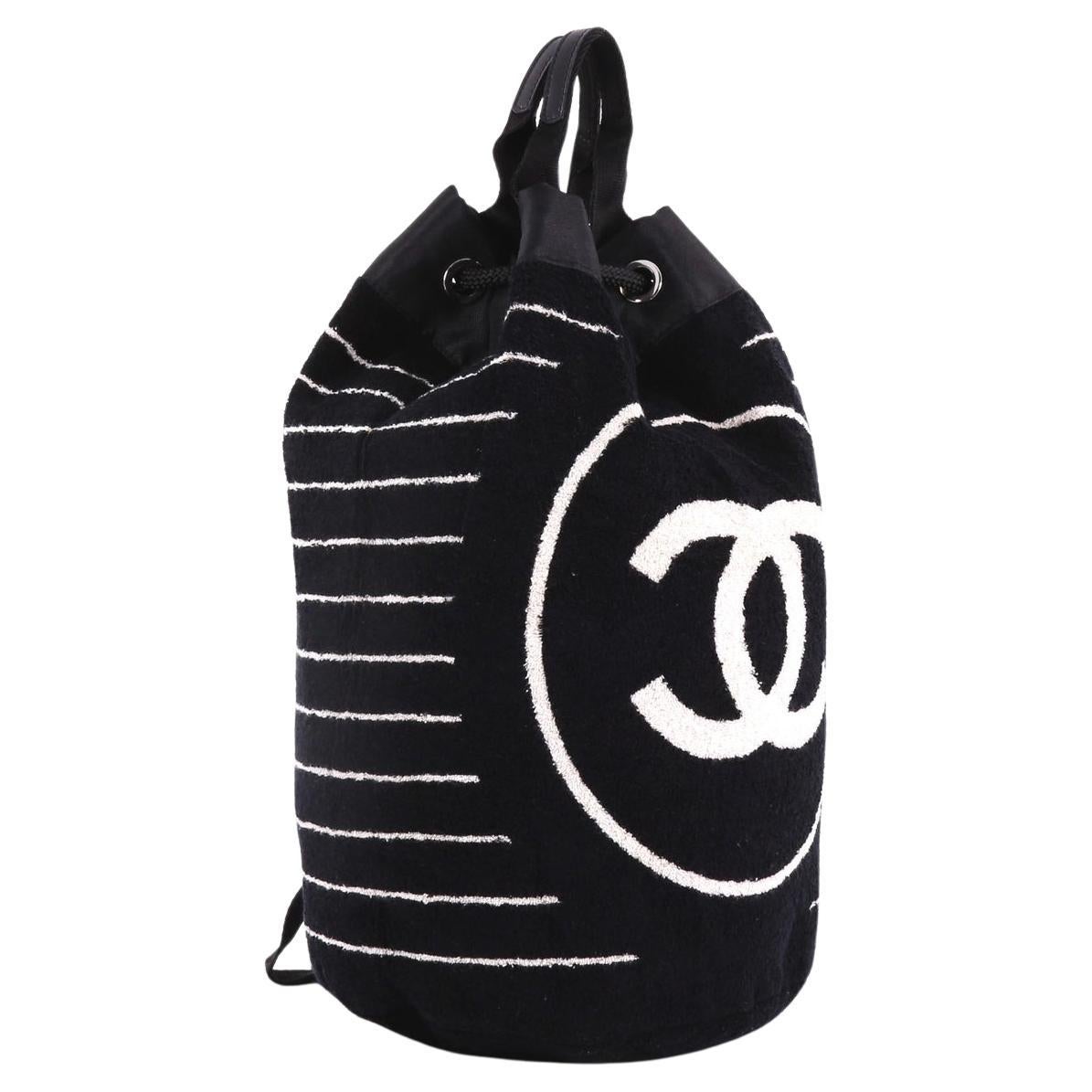Chanel Dunkel Marineblau gestreift CC Logo Kordelzug Große Strand Tote Bag Vintage im Angebot