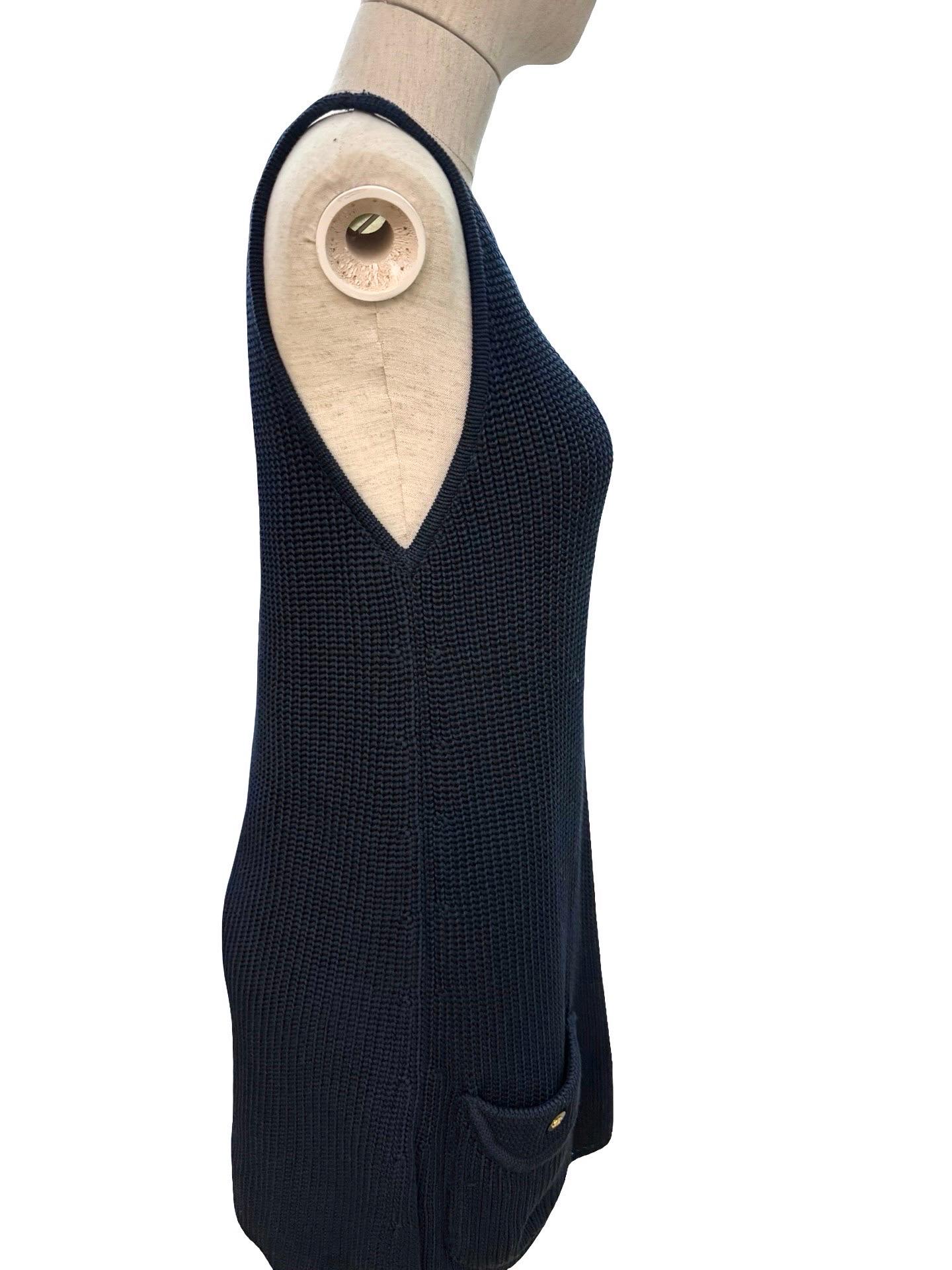 - Chanel dark navy cotton heavy-knitted sleeveless tunic top from 1996 collection. 

- Can always wear it as a dress. 

- Two front pockets with CC gold hardware. 

- Loose fit. 

- Size 38. 

- 100% cotton. 

- Length: 33 inches. 

