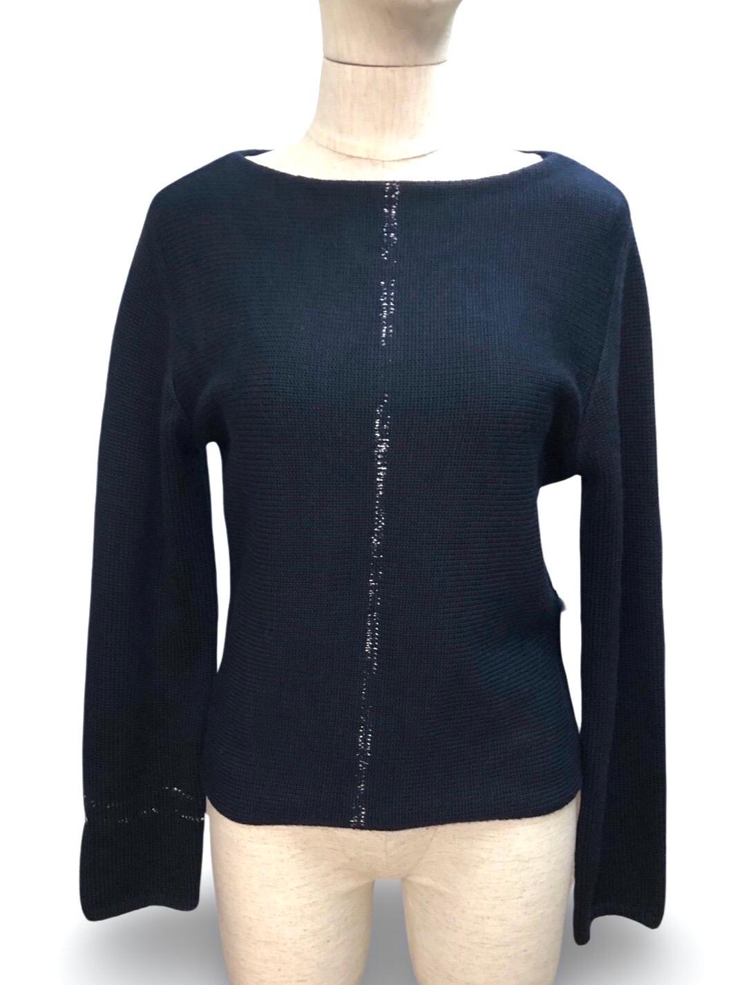 - Chanel dunkelblauer Pullover aus schwerer Wolle, gestrickt aus der Herbstkollektion 1999. 

- Silbernes Futter auf der Vorderseite und am rechten Ärmel. 

- Größe 40. 

- 98% Wolle, 2% Nylon. 


