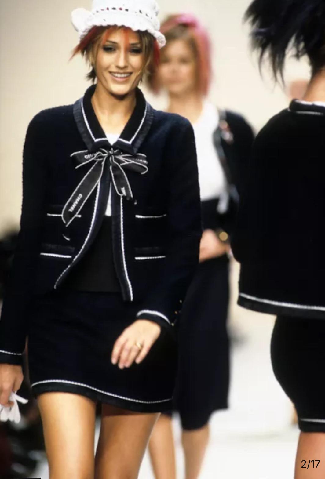 Chanel - Veste en laine bouclée marine foncée en vente 5