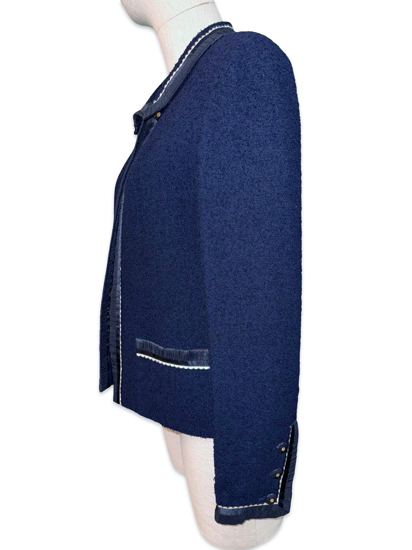 Chanel - Veste en laine bouclée marine foncée en vente 1