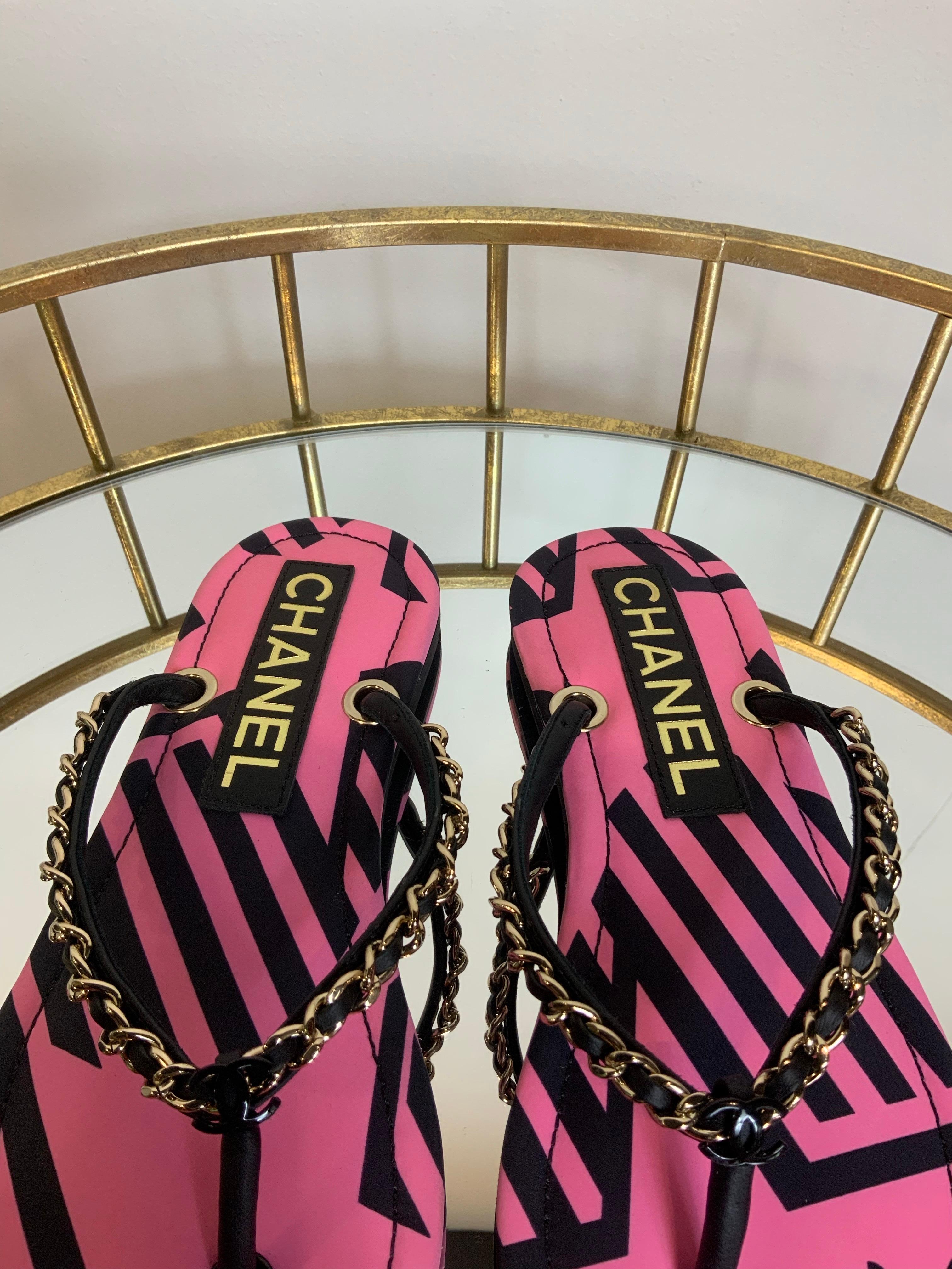 Chanel Flip Flop Sandal.
In leather. Black and dark pink colour.
Italian number 36.
The sole measures 24 cm.
They have original box.
Worn only once for a photoshoot. Like new.
They have glue marks as shown in the photo.