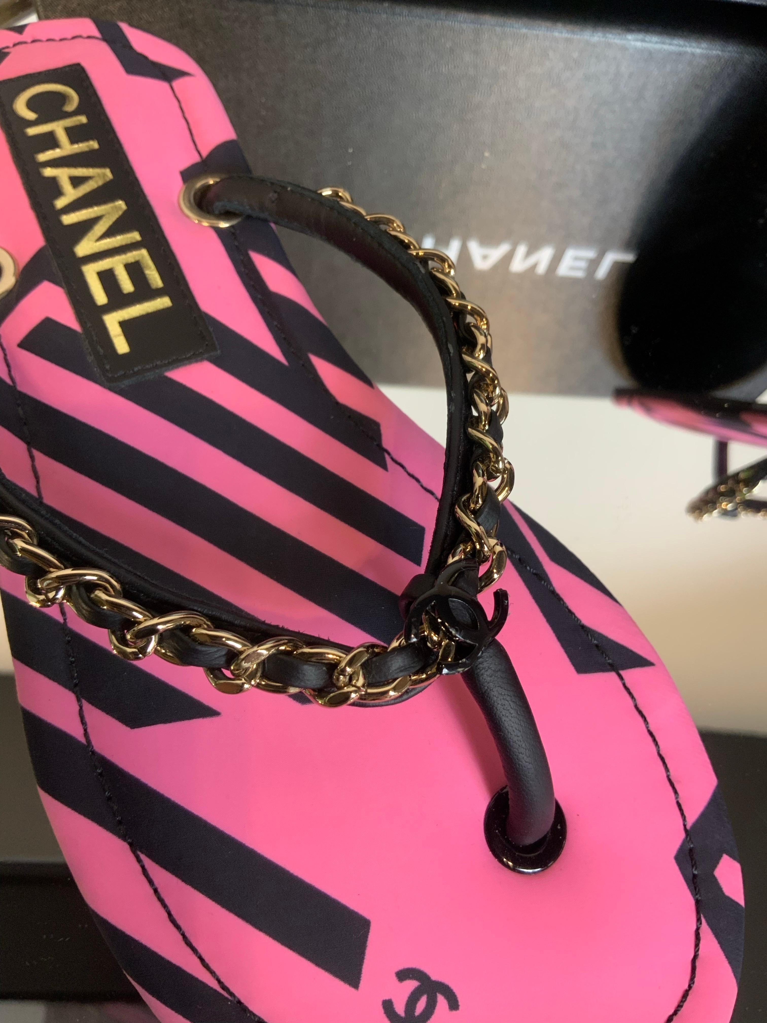 Chanel dark pink and black Flip Flop Sandals In Excellent Condition For Sale In Carnate, IT