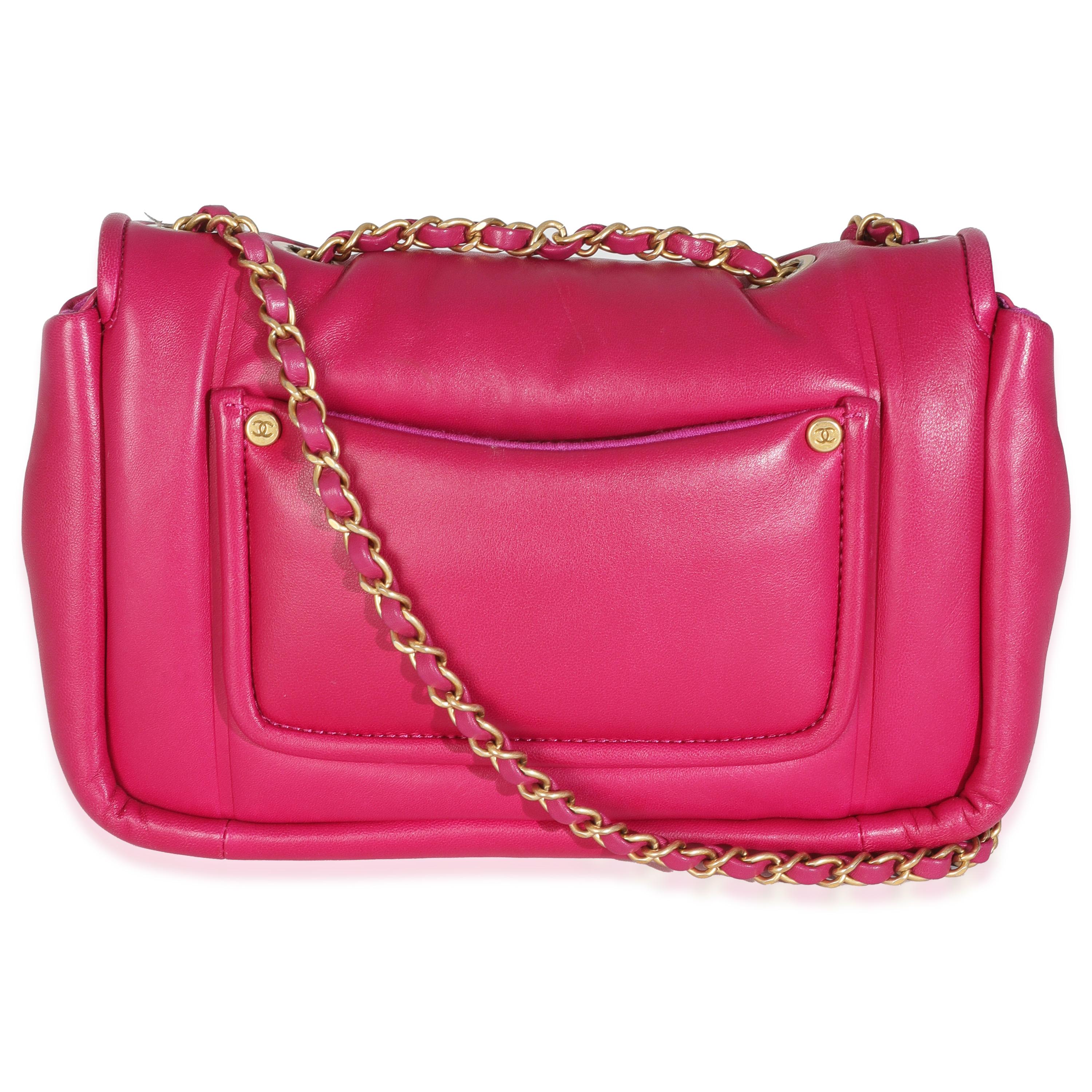 Titre de la liste : Chanel - Sac à rabat Simply moyen en cuir d'agneau rose foncé
SKU : 147276
Condit : Usagé 
Description de l'état : Un classique intemporel qui ne se démode jamais, le sac à rabat de Chanel date de 1955 et a connu un certain