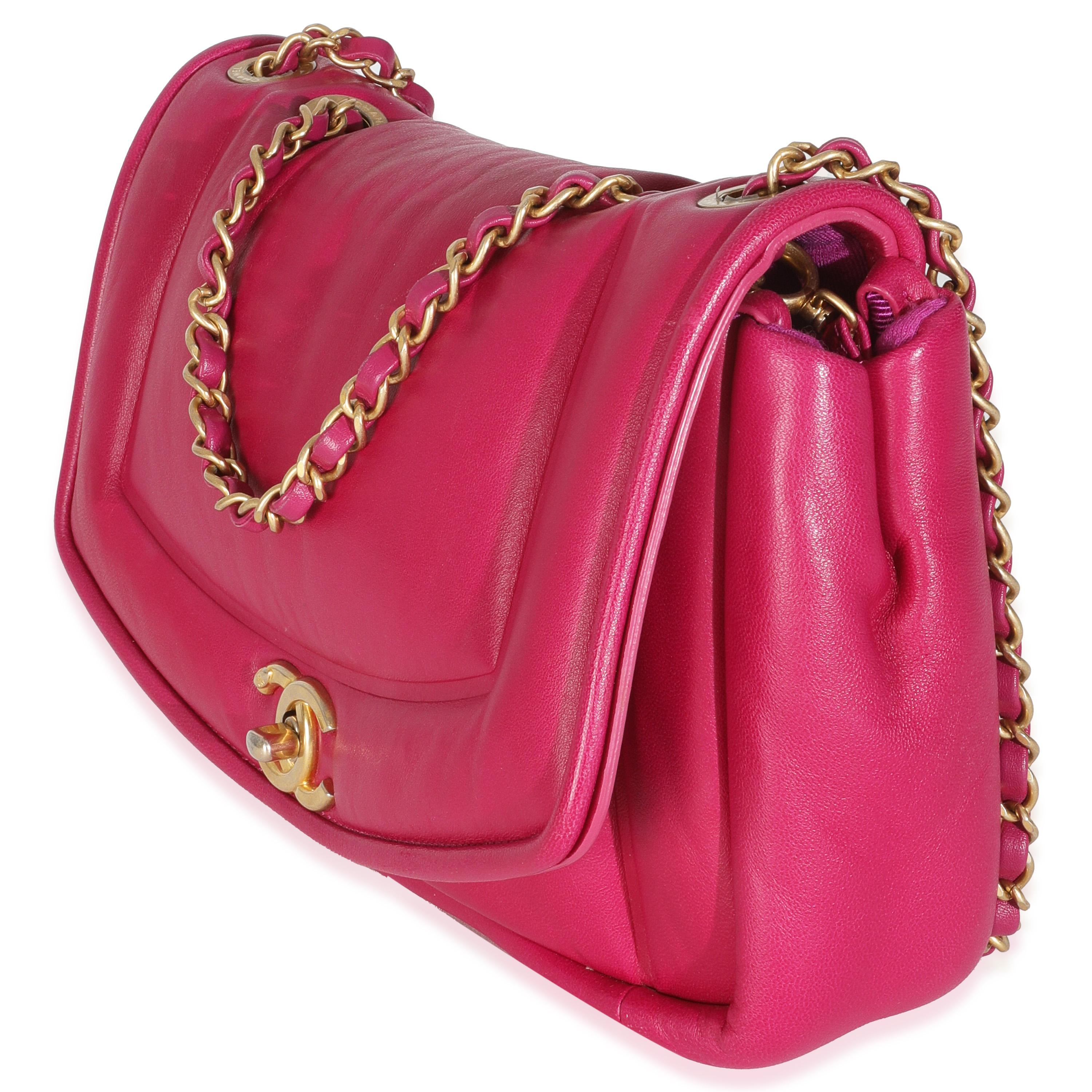 Chanel - Sac à rabat Simply moyen en cuir d'agneau rose foncé Excellent état - En vente à New York, NY
