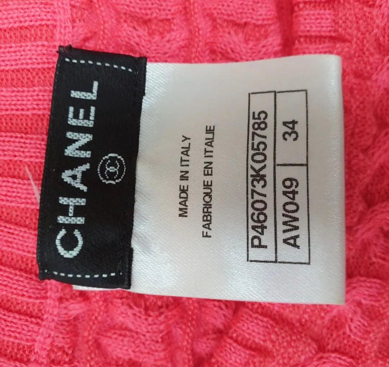 Cette élégante robe Chanel illuminera votre journée. Cette robe rehaussera votre tenue de tous les jours grâce à sa couleur rose foncé.

63% cachemire, 33% coton 4% polyester.



Très bon état. 

Sz.34