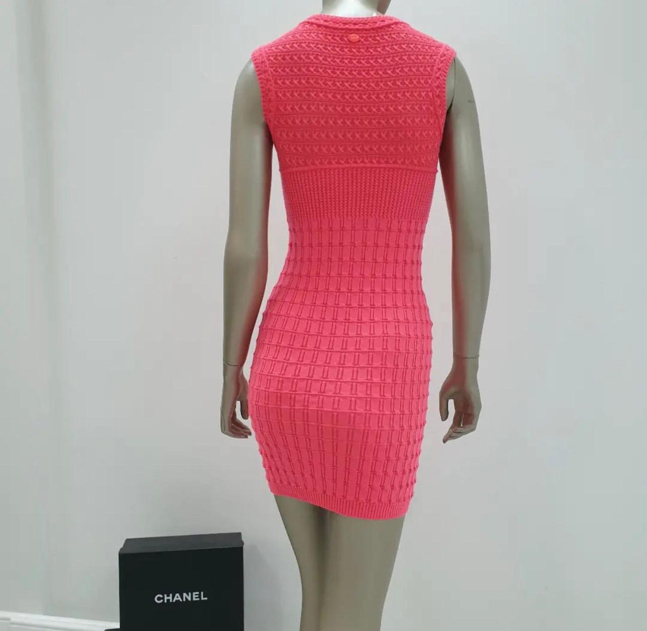 Chanel - Mini robe rose foncé en vente 1