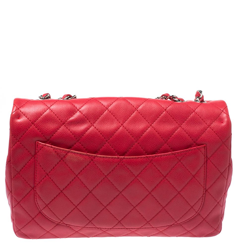 We are in utter awe of this flap bag from Chanel as it is appealing in a surreal way. Exquisitely crafted from leather in a dark pink hue, it bears their signature label on the leather interior and the iconic CC turnlock on the flap. The piece has